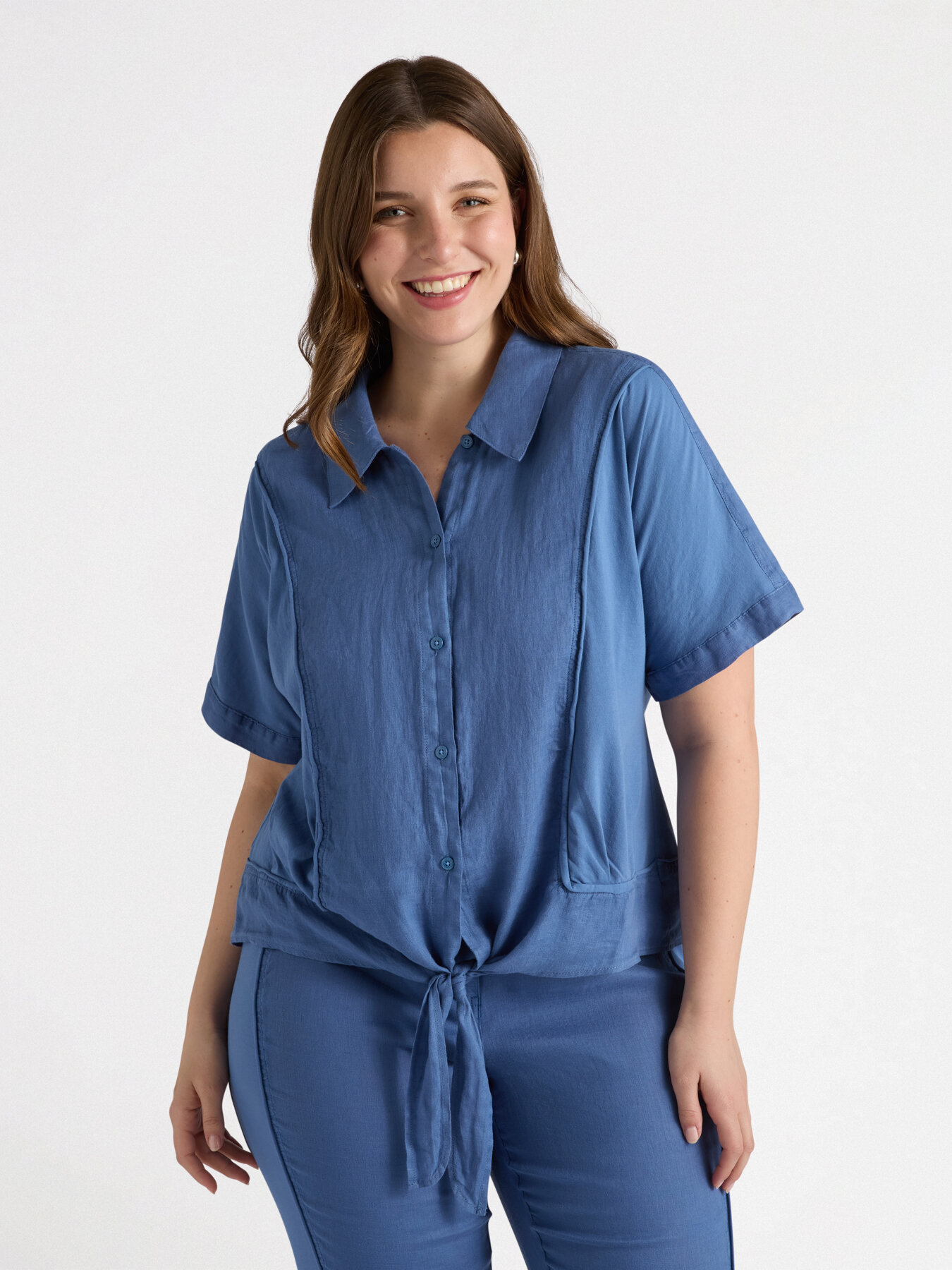 Linen shirt with knot at the hem image number 0