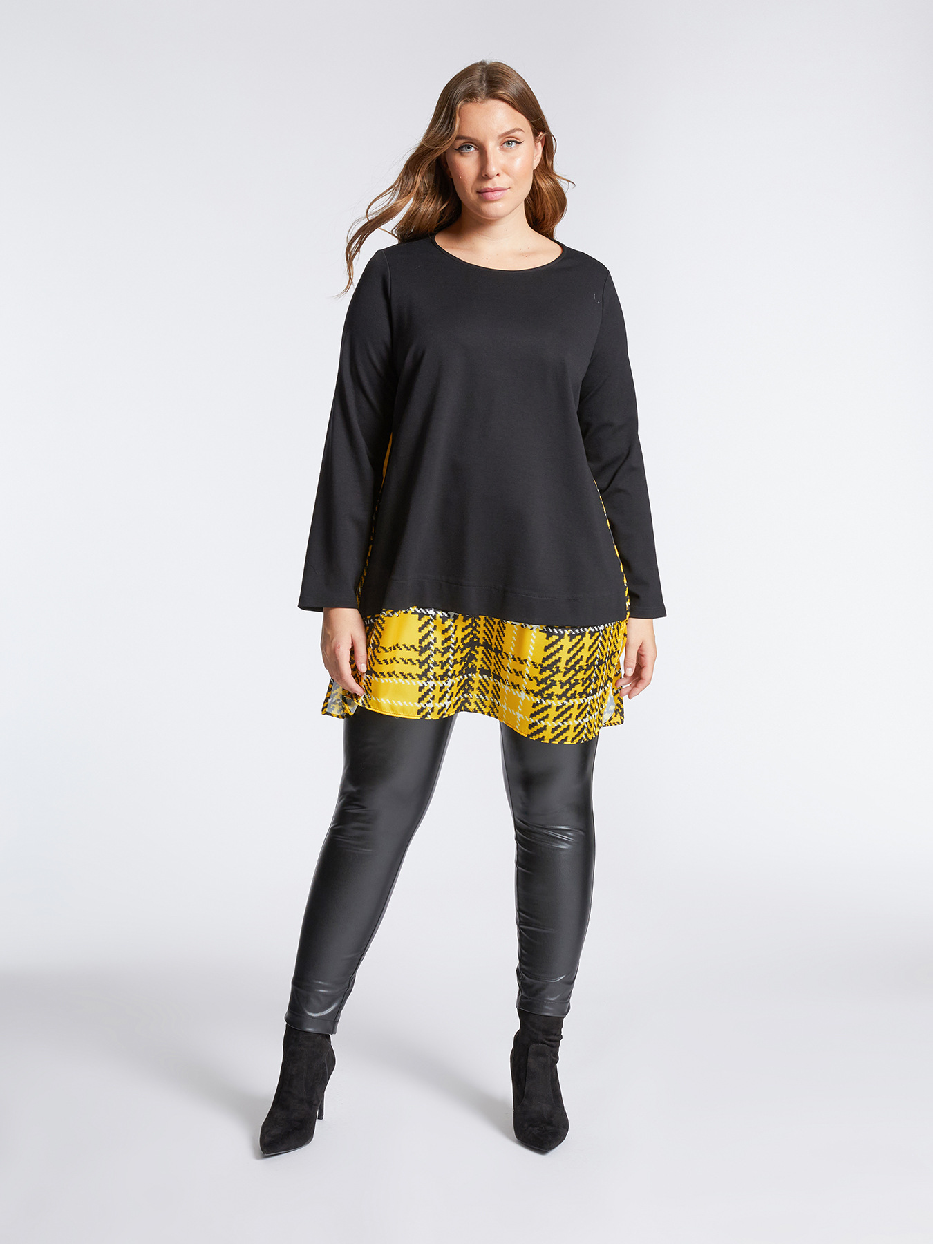 Vestido con aplicaci&oacute;n de tart&aacute;n image number 2