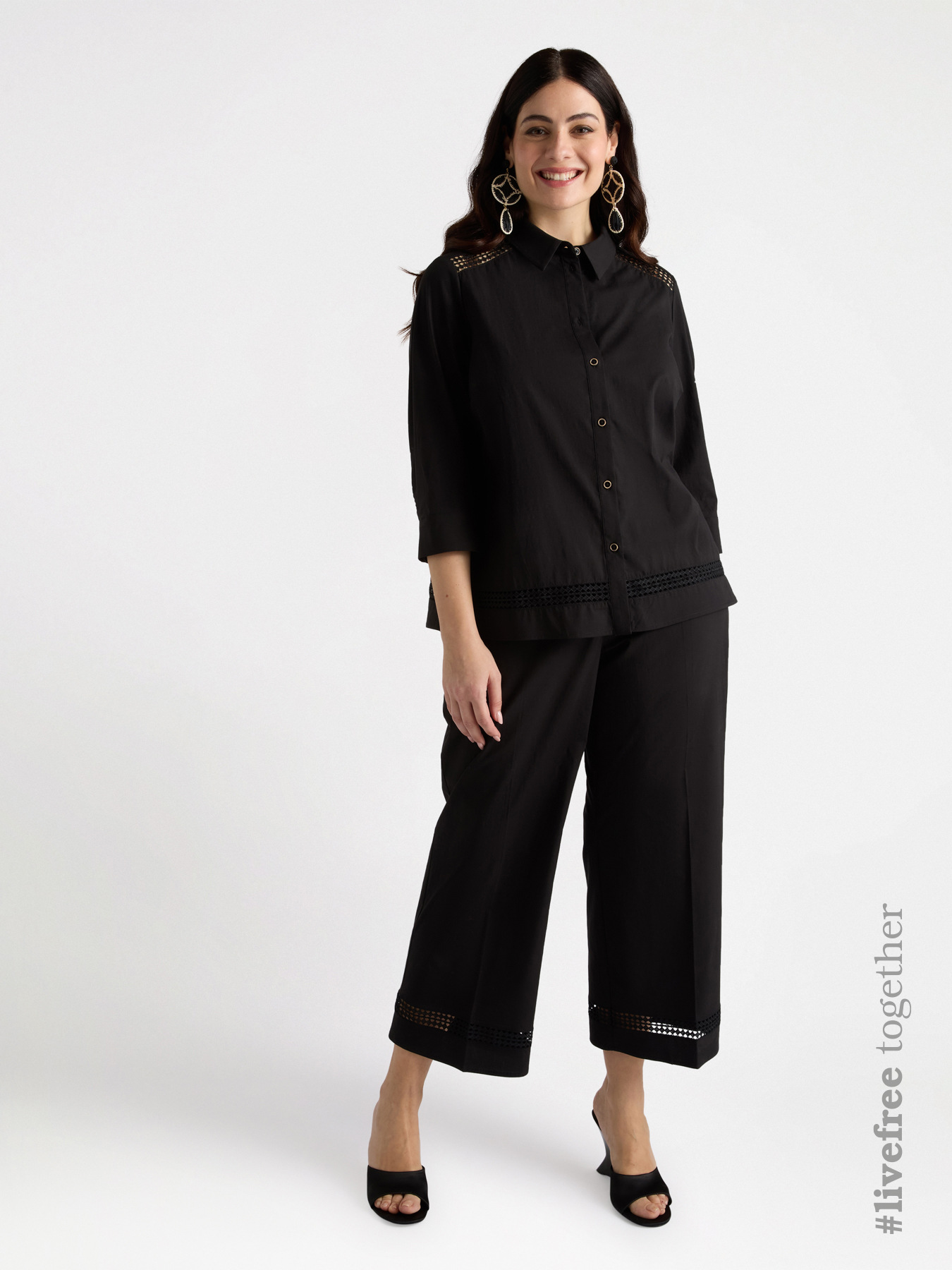 Pantalones cropped con bordados en el bajo image number 0