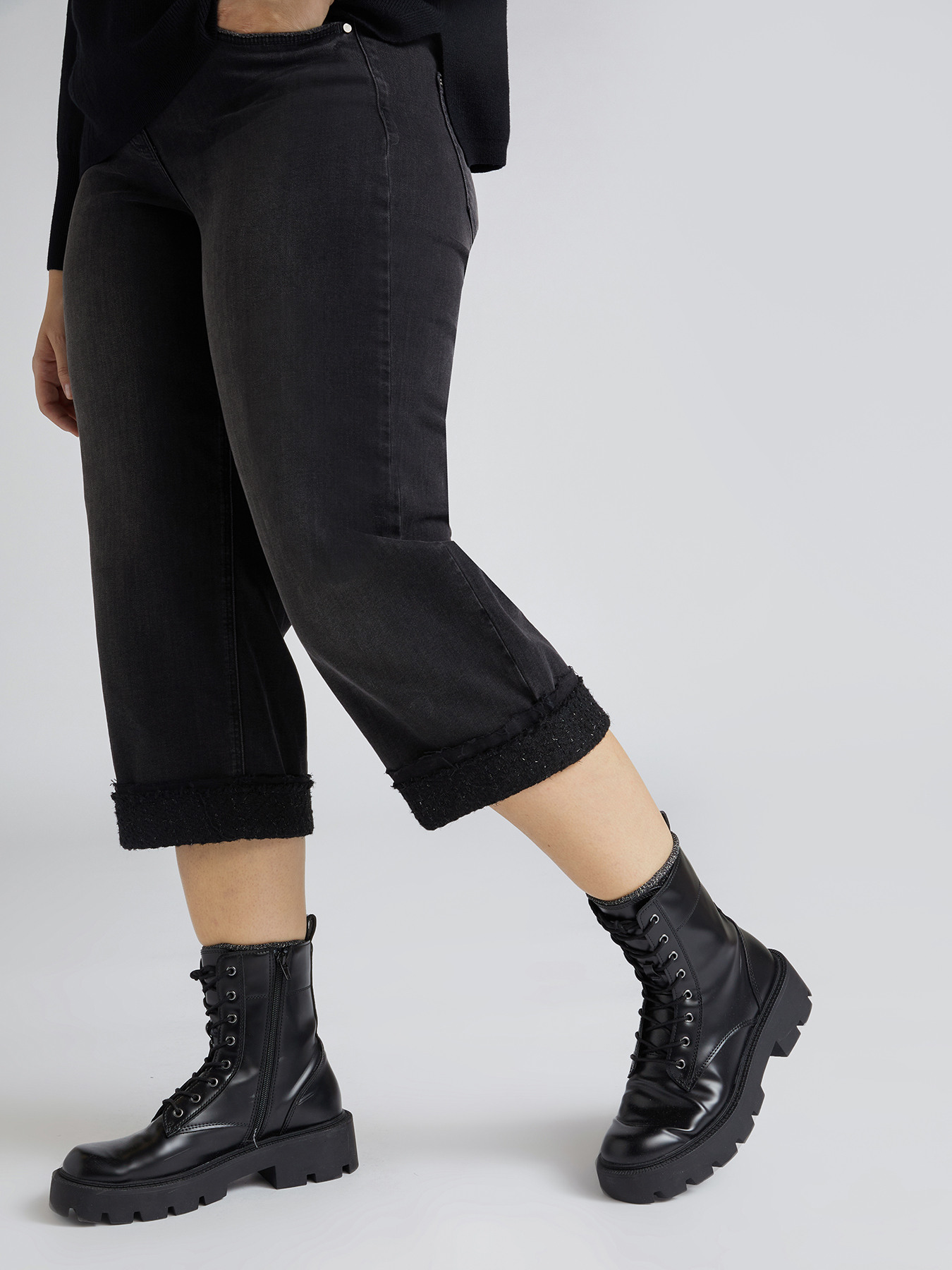 Jeans cropped regular con inserto al fondo image number 2