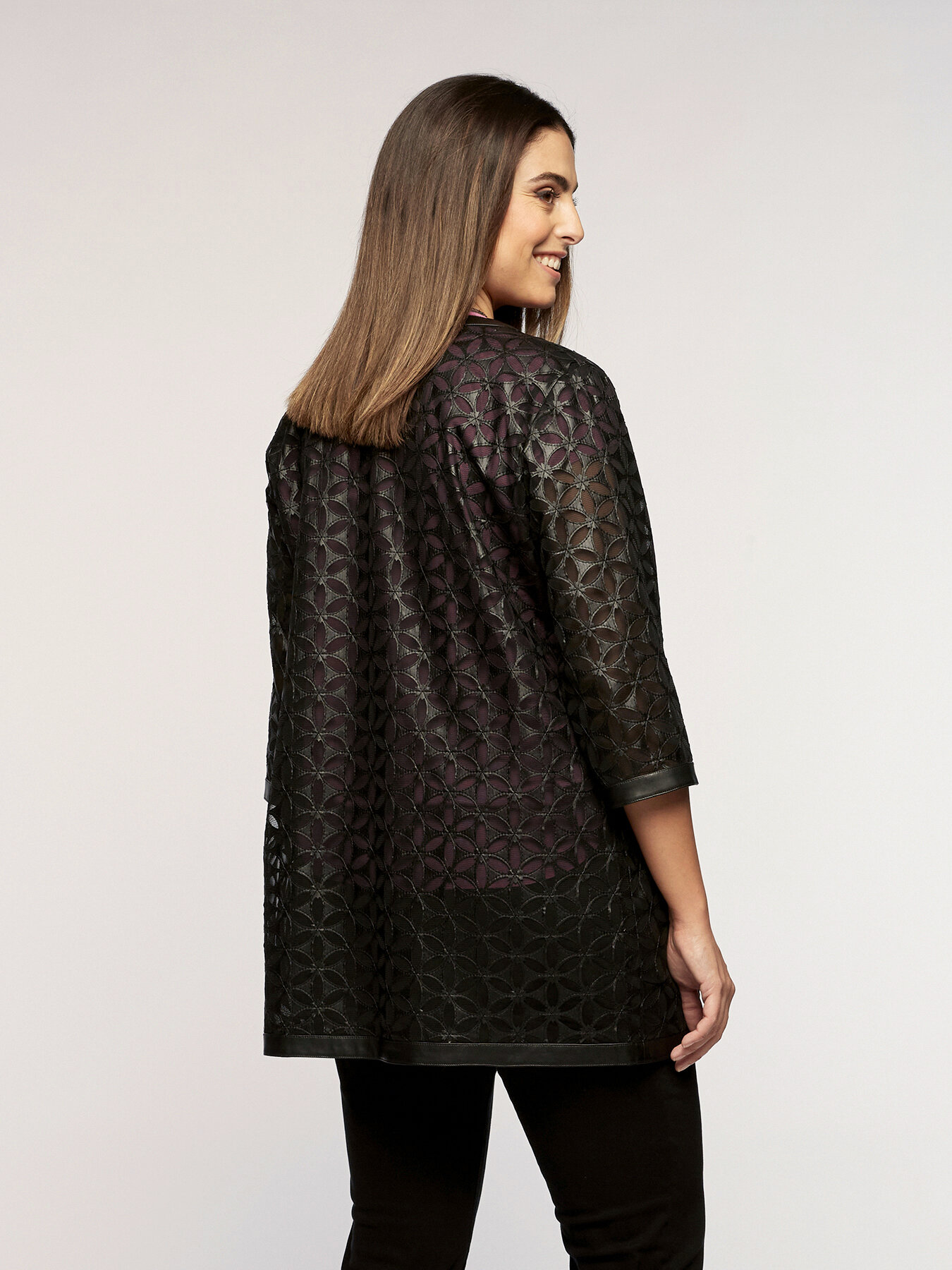 Chaqueta de piel sint&eacute;tica estampada con l&aacute;ser image number 1