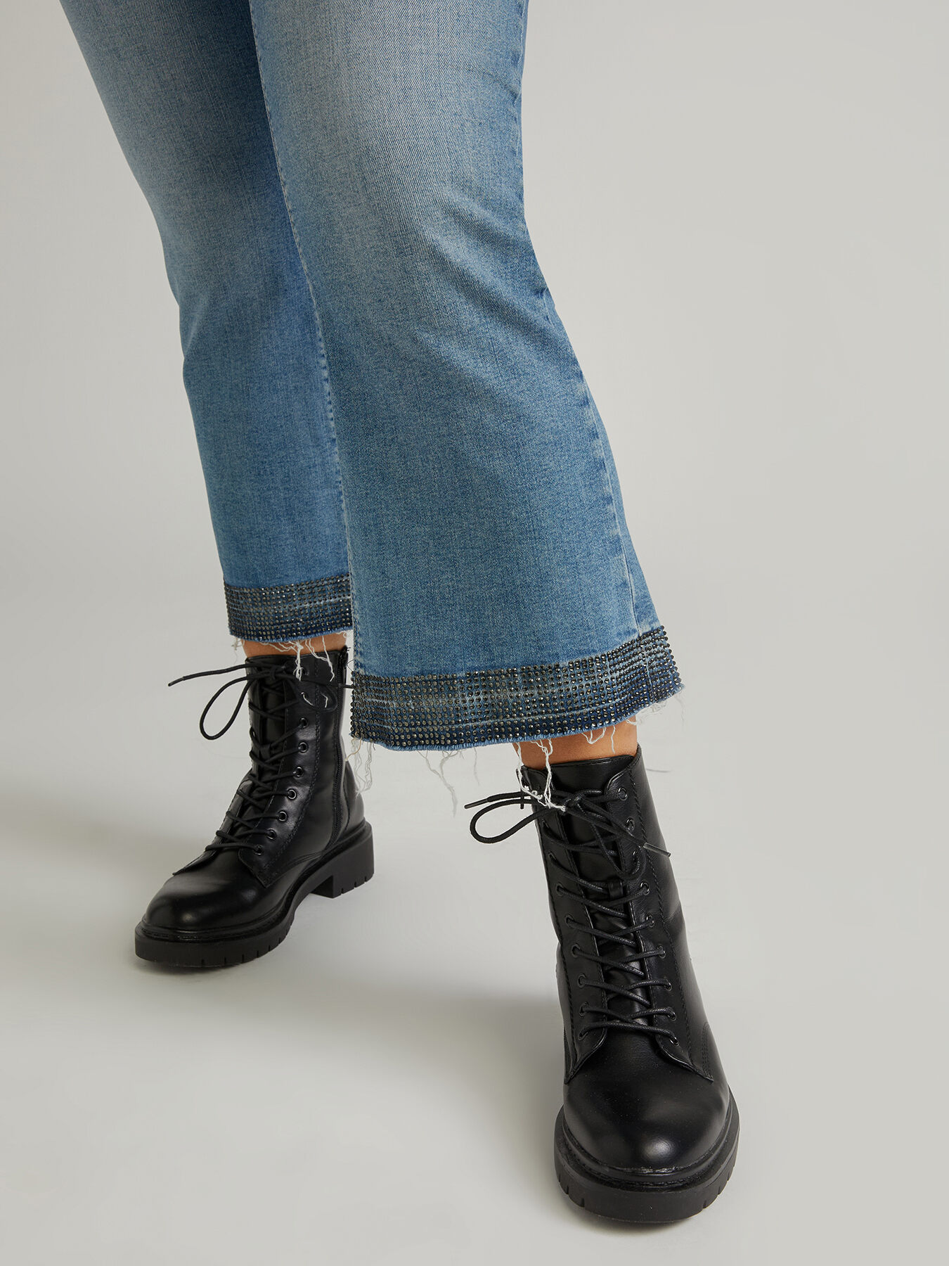 Vaqueros kick flare Agata con cristales en el bajo image number 2