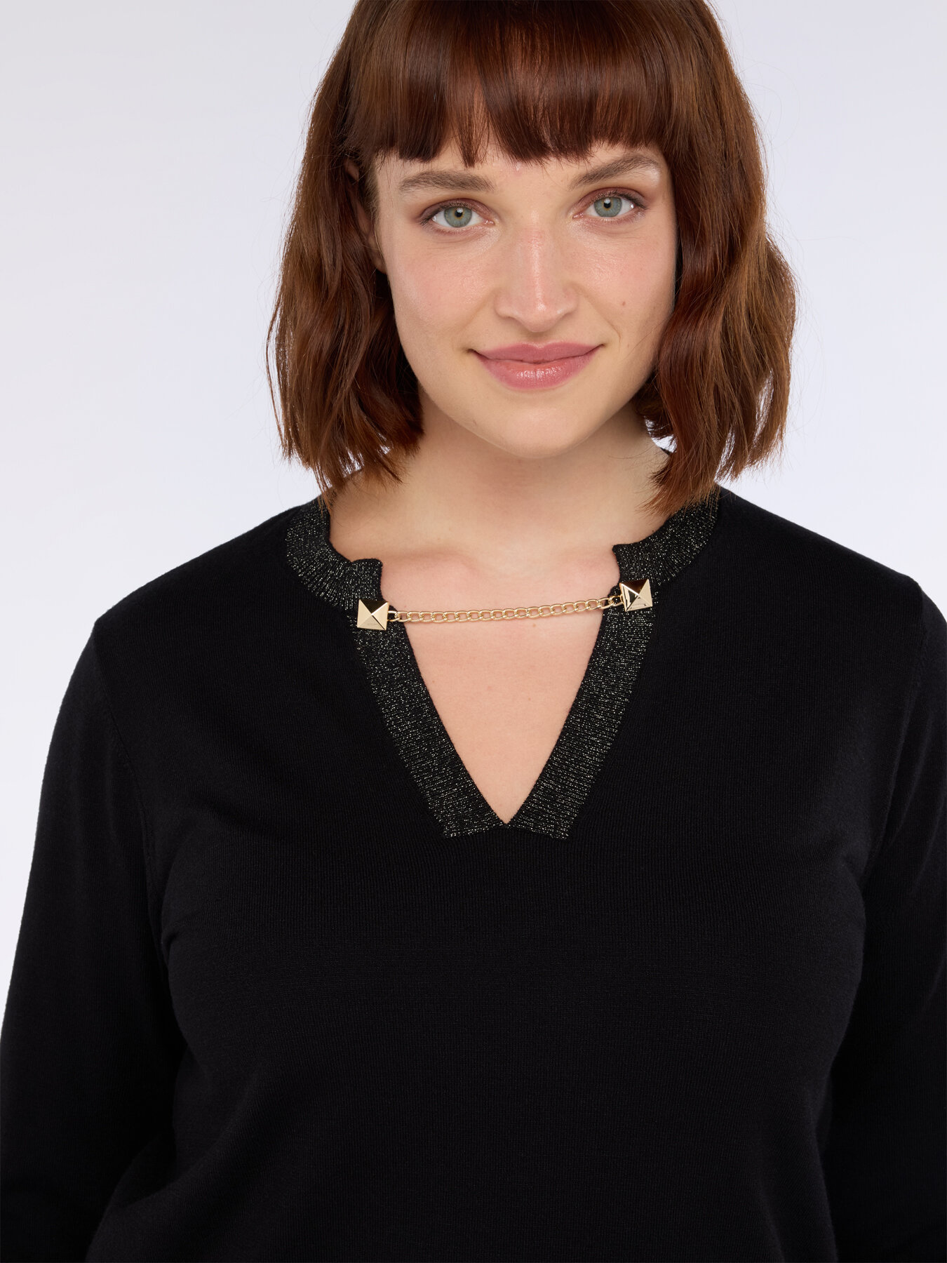 Pull avec cha&icirc;nette sur l'encolure en V image number 3