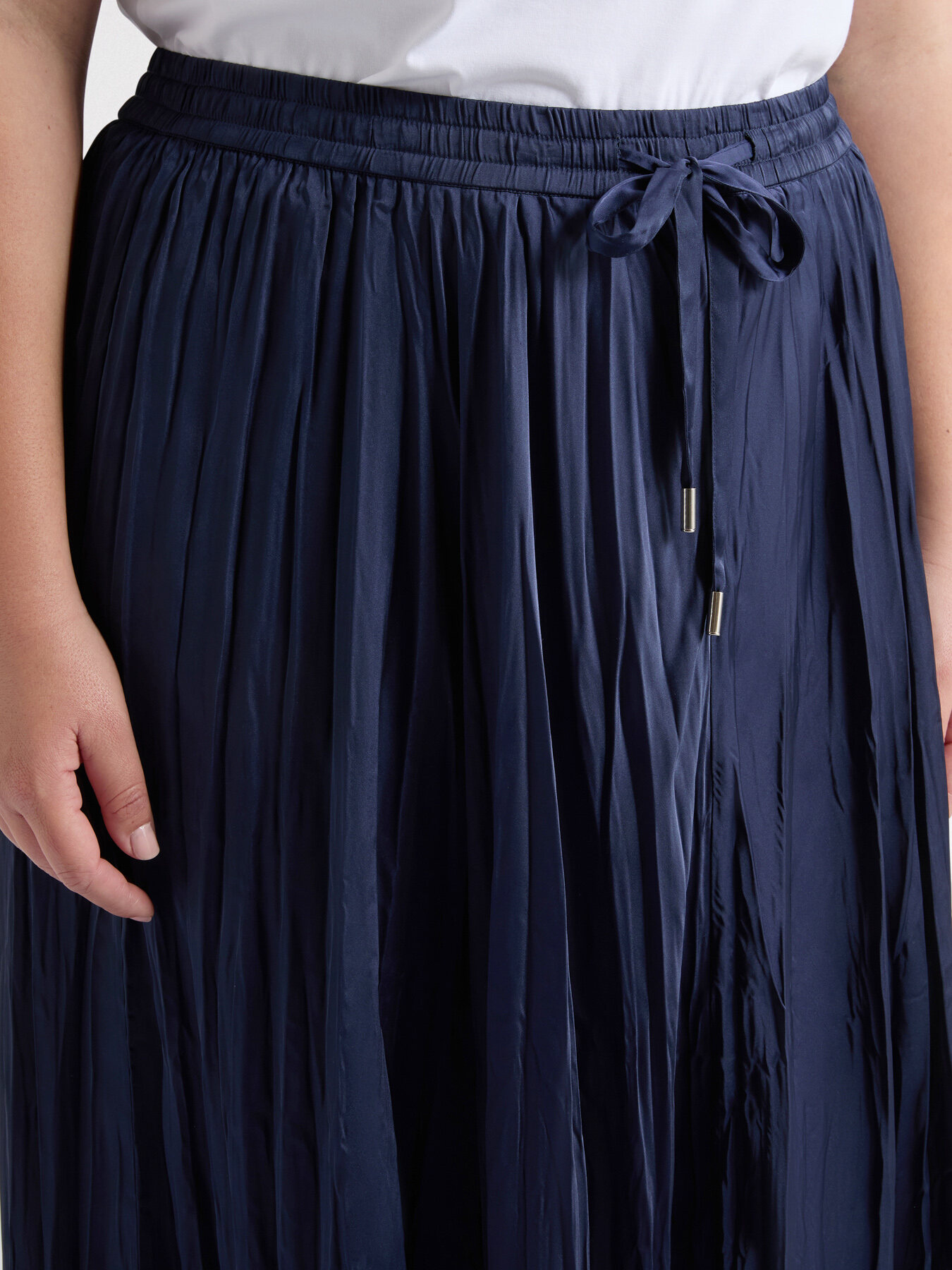 Long satin skirt image number 4