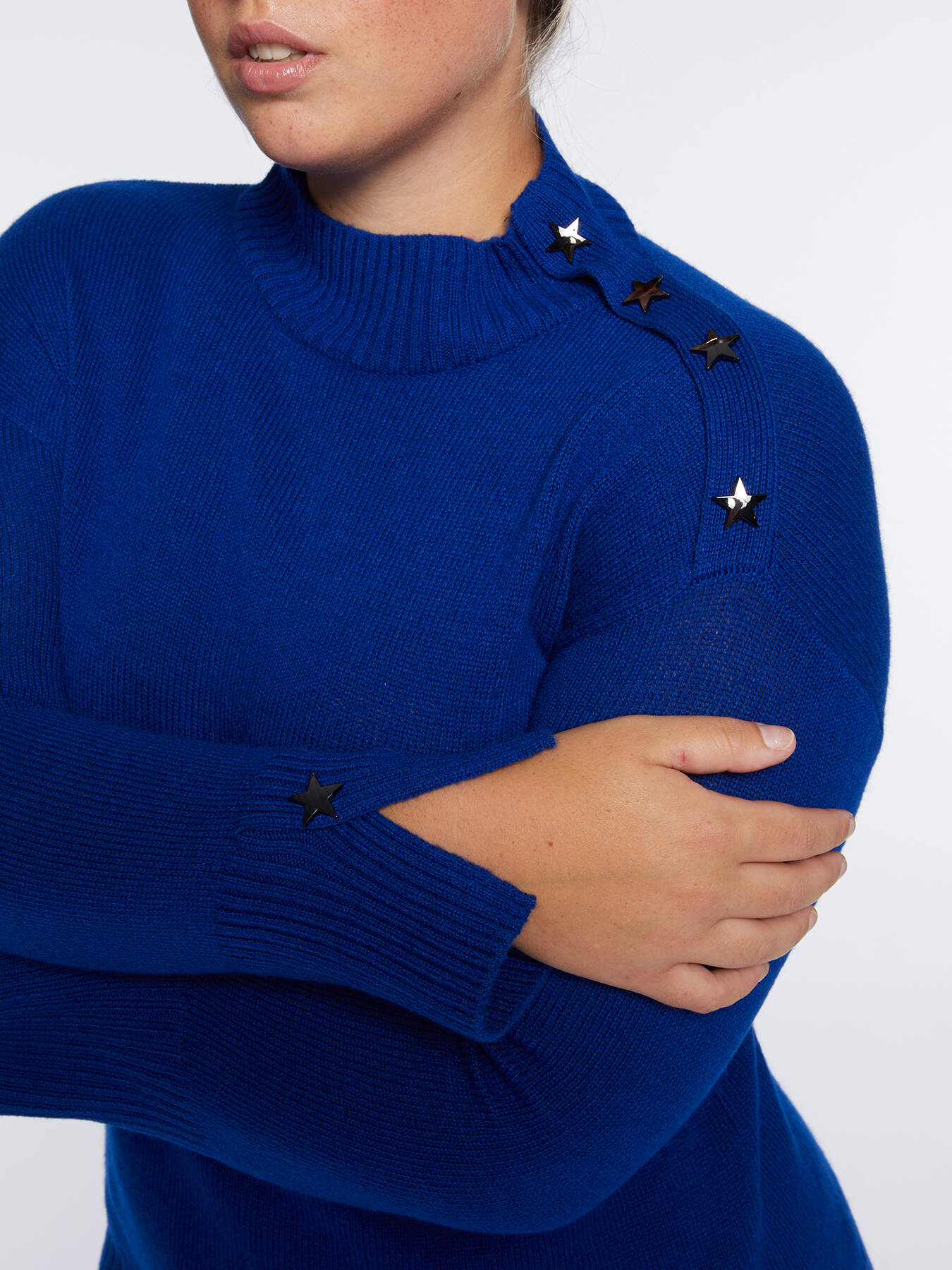 Sweater with star-shaped buttons on the shoulders image number 3