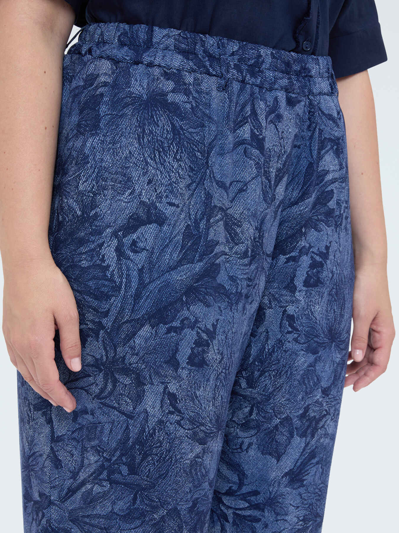 Carrot Pants with Print image number 3