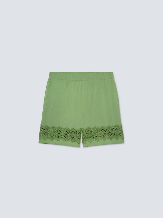Short trousers with lace edge