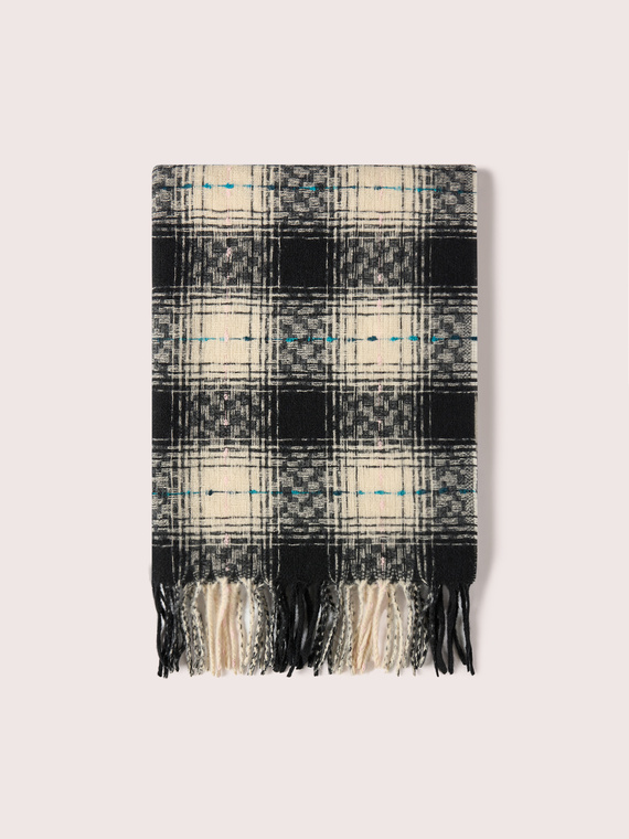 Long scarf with check pattern
