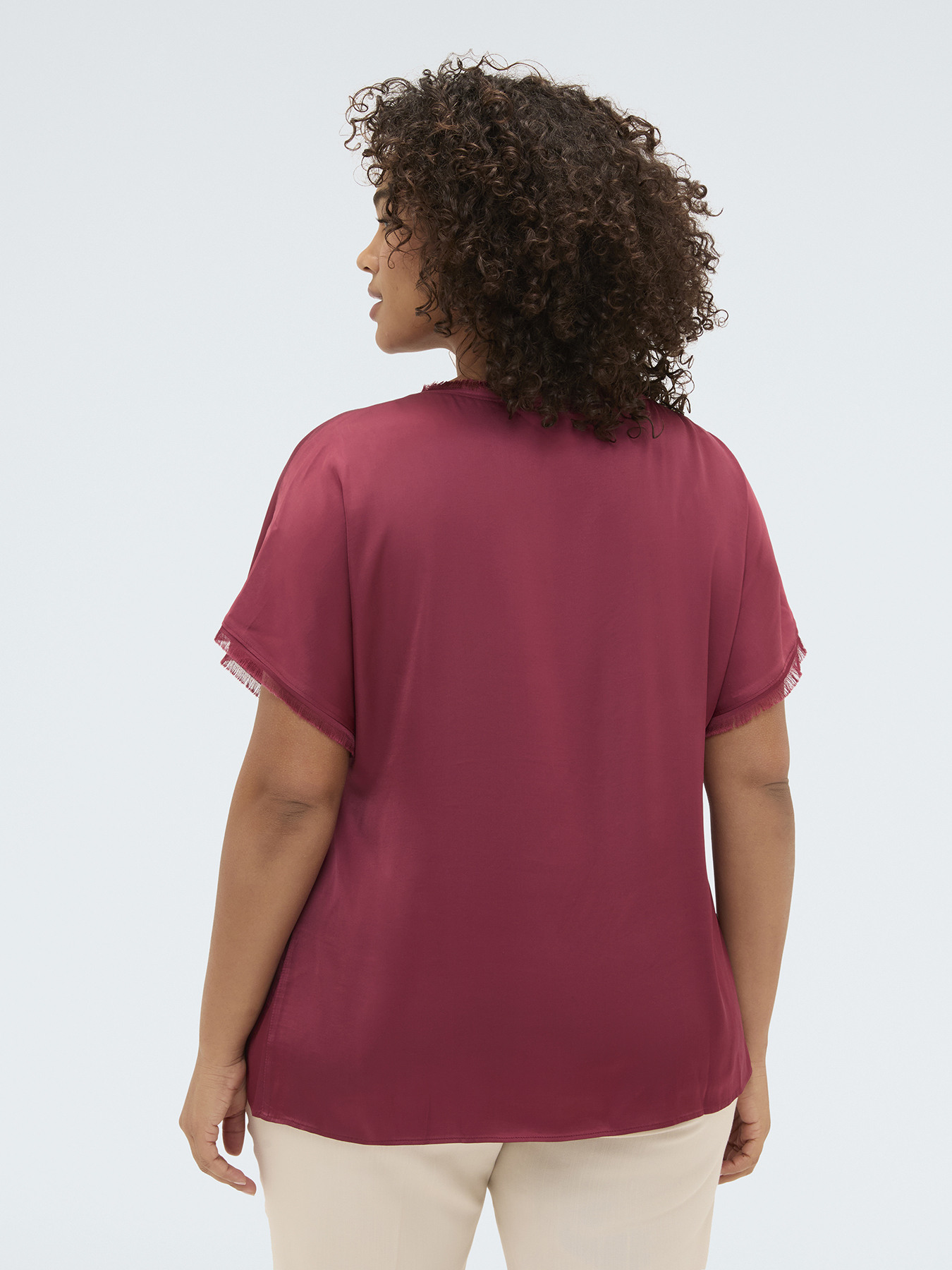 Top en satin avec d&eacute;tails effiloch&eacute;s image number 1