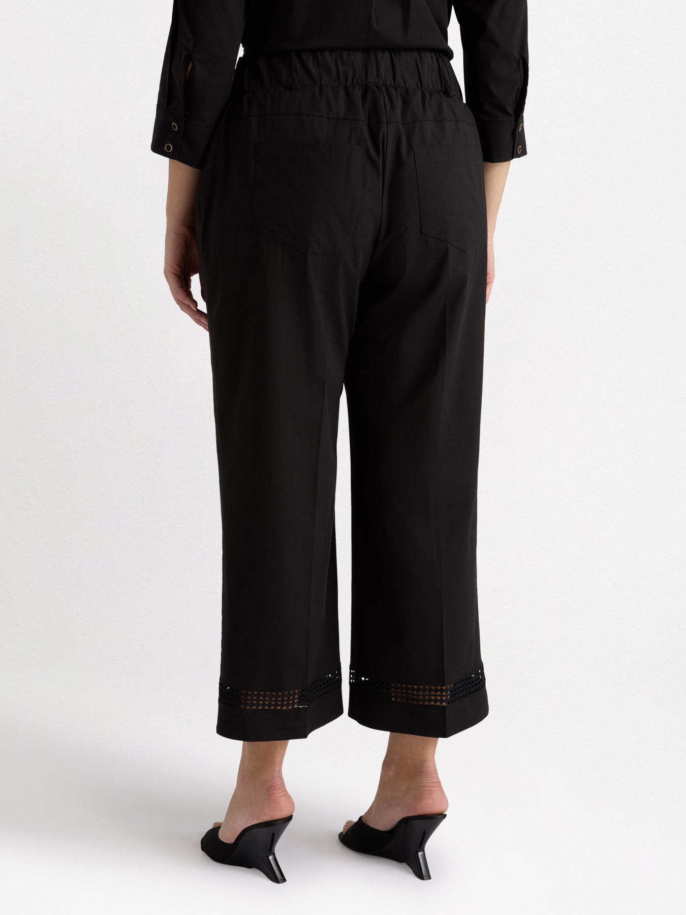 Pantalones cropped con bordados en el bajo image number 1
