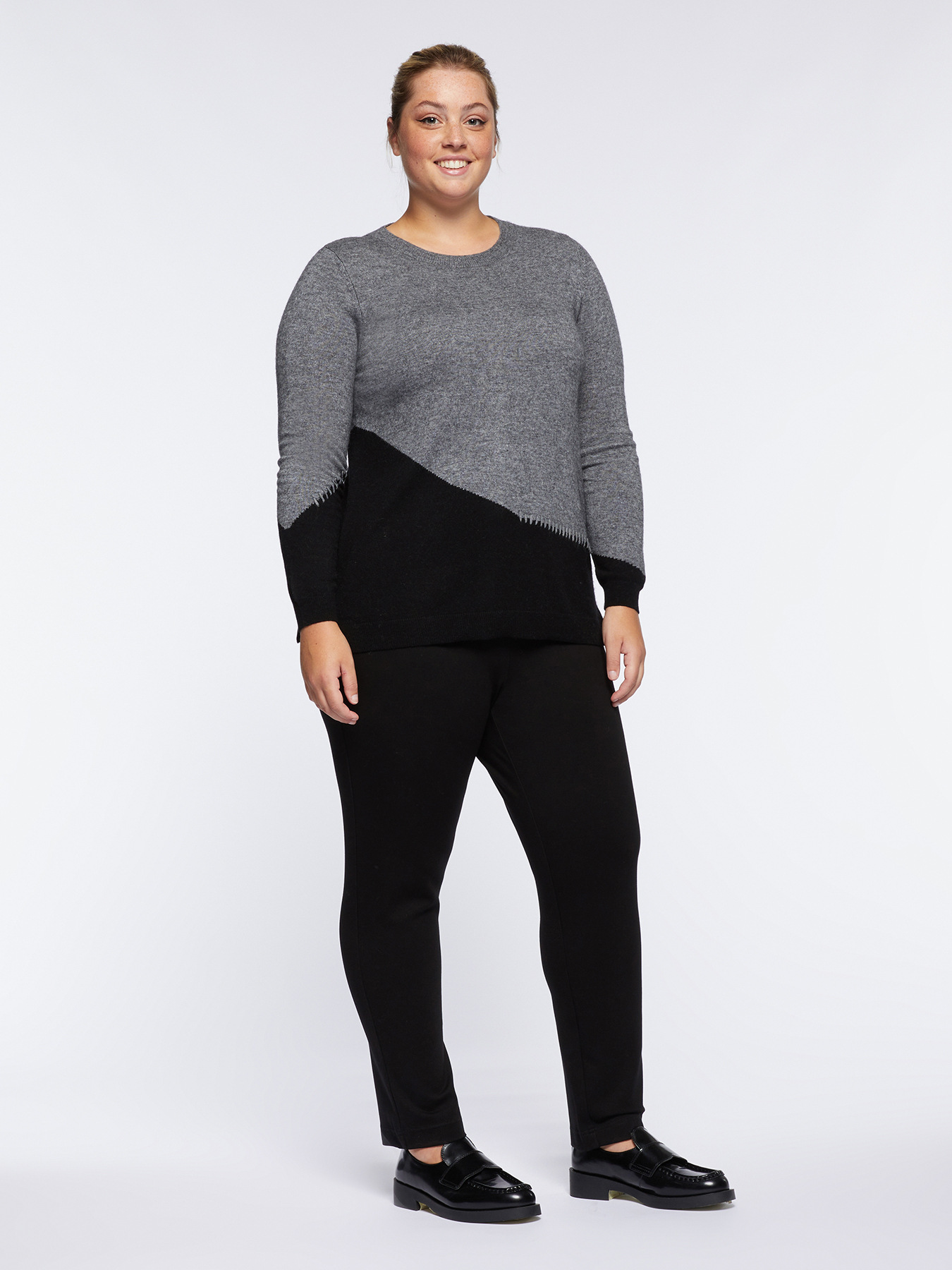 Pull color block avec une broderie faite &agrave; la main image number 0