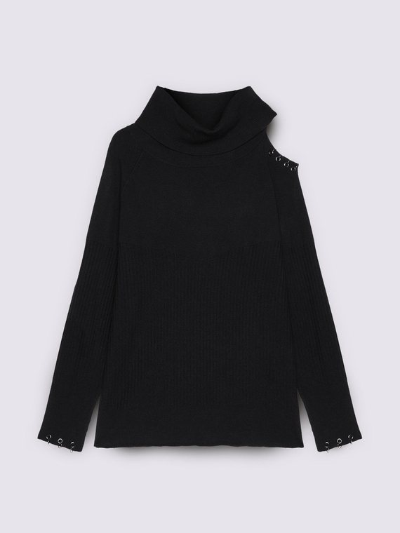 Camiseta con detalle cut out y ojales met&aacute;licos