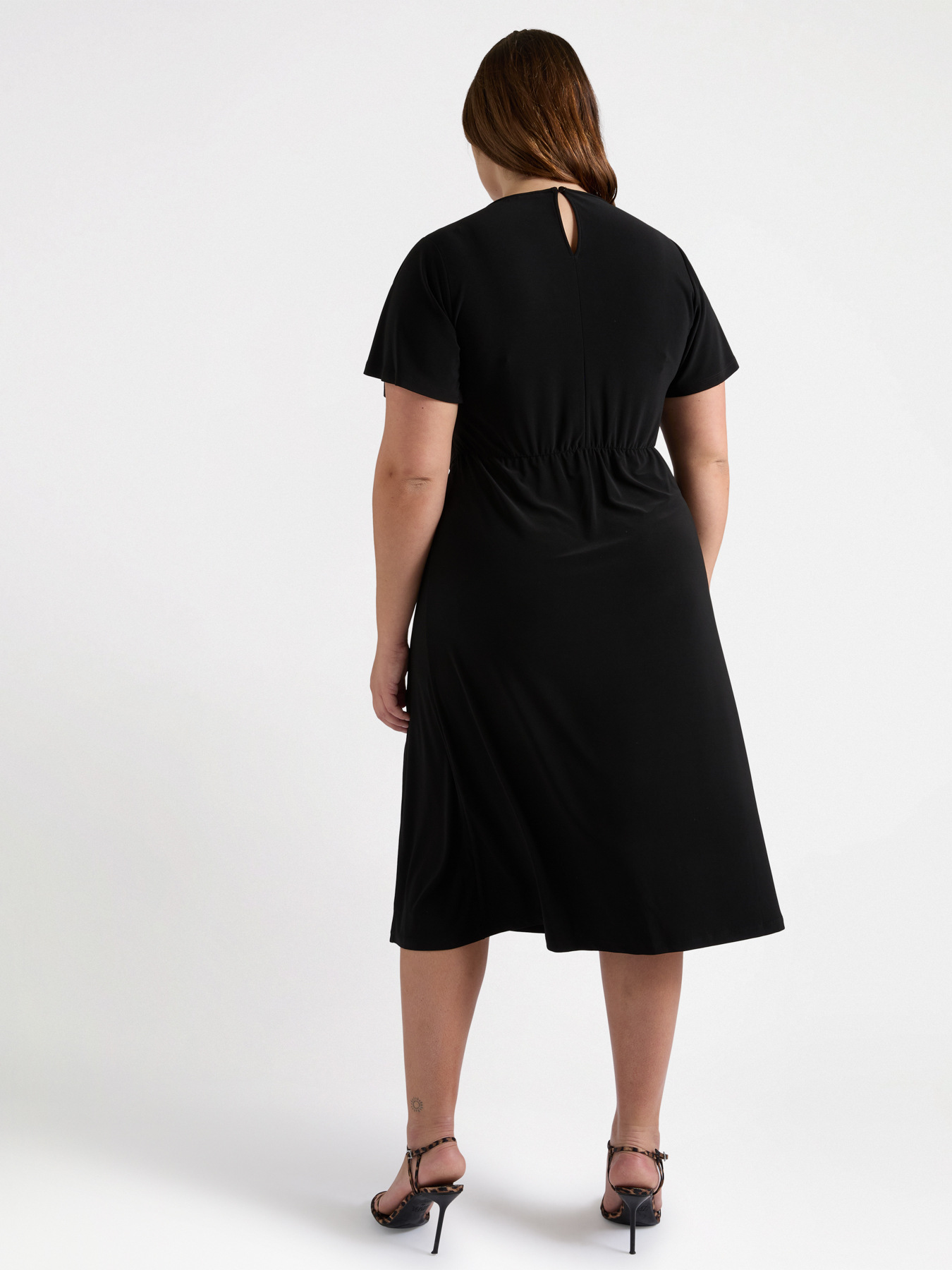 Vestido en tejido de punto con trabilla lateral image number 1
