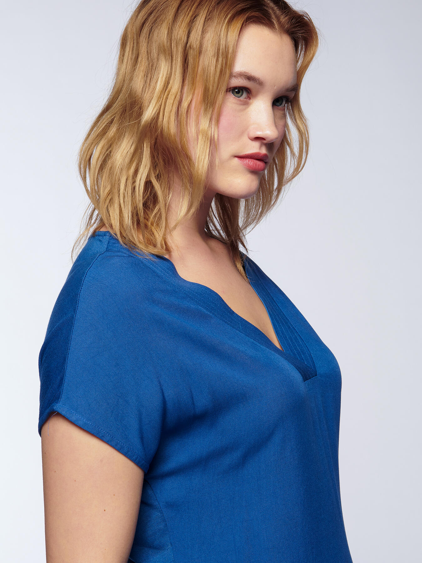 T-shirt con scollo a V image number 2