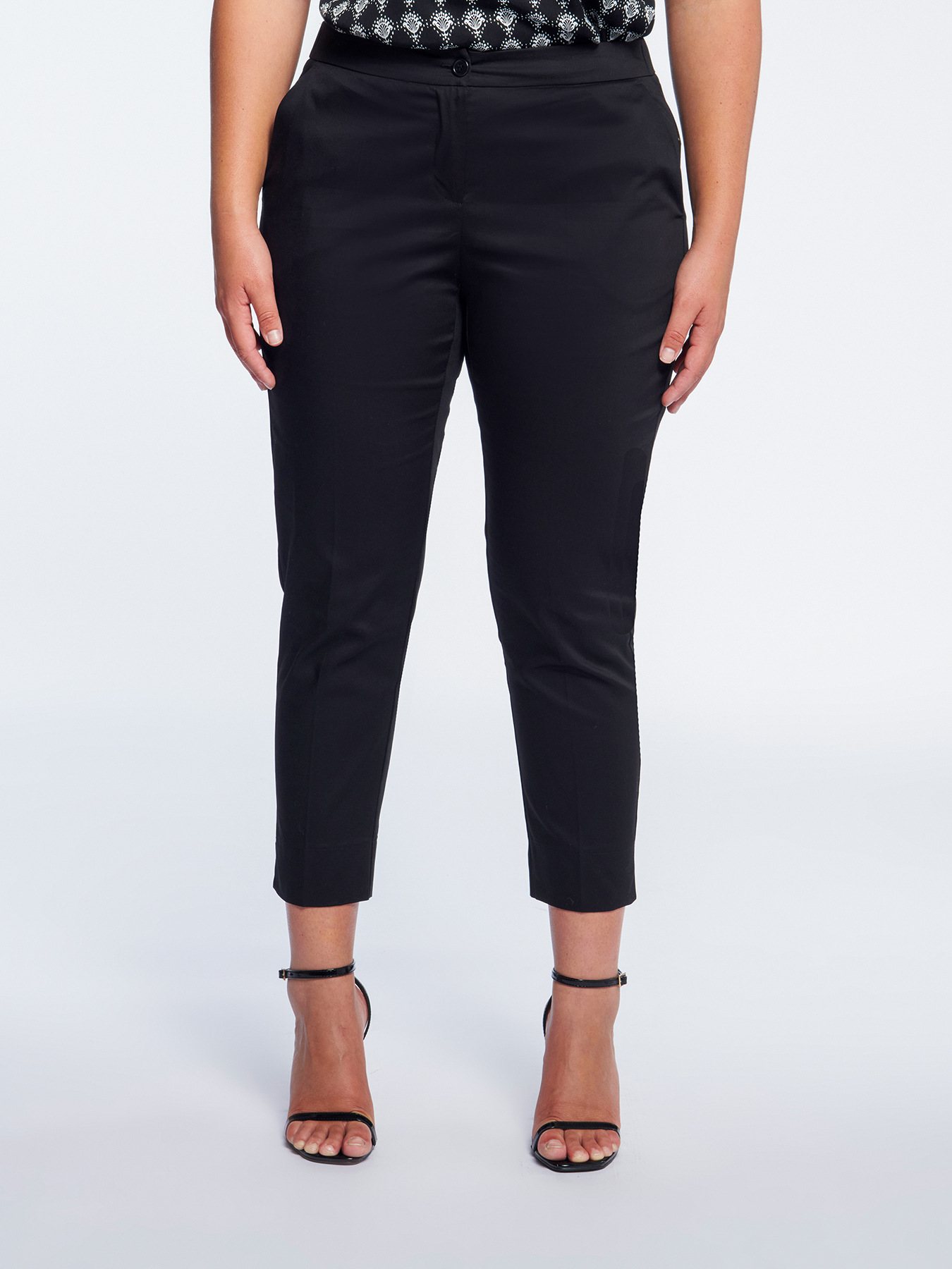 Stretch cotton trousers with slant pockets image number 3