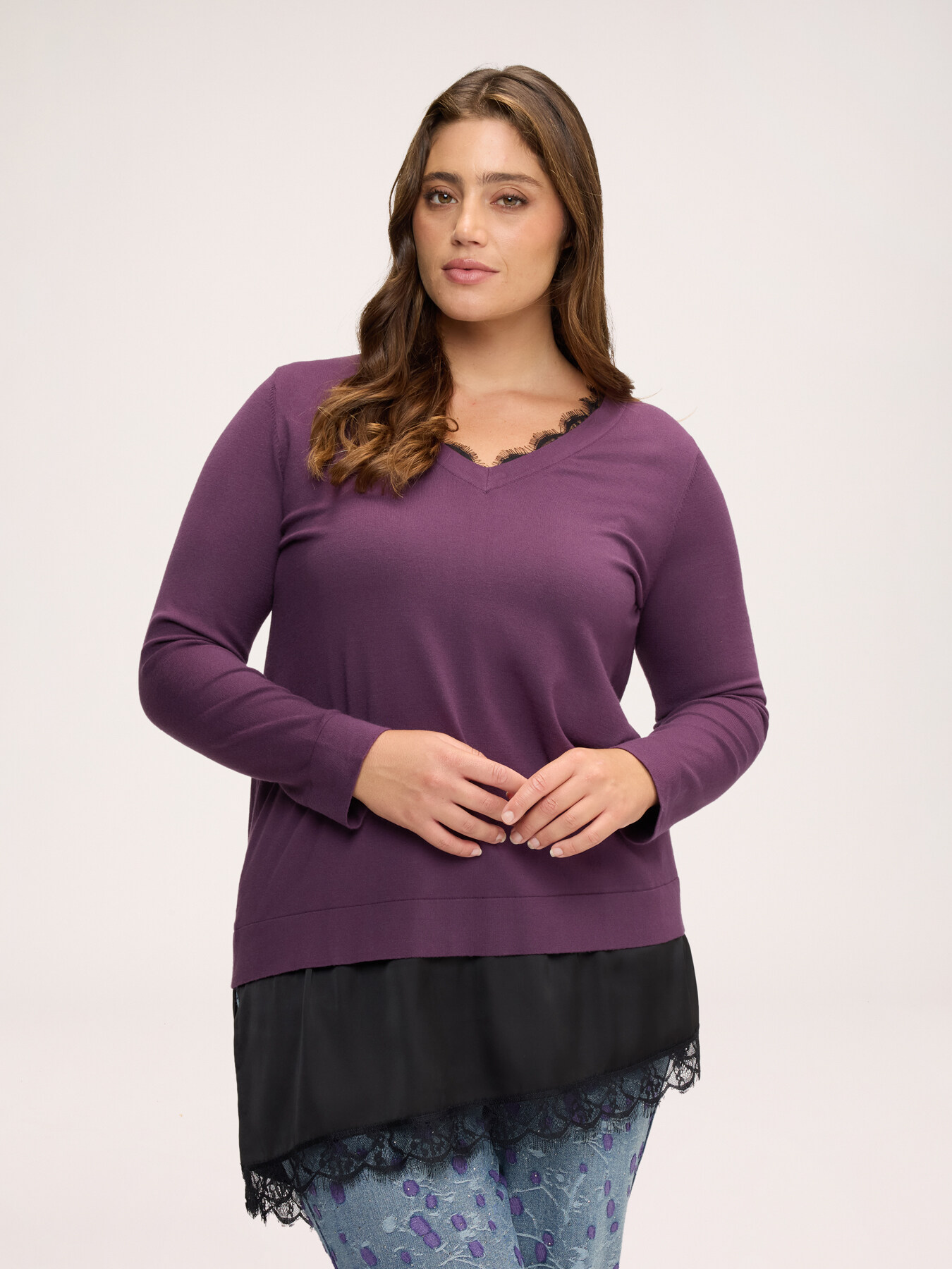 Pull avec volant en dentelle contrastante image number 0