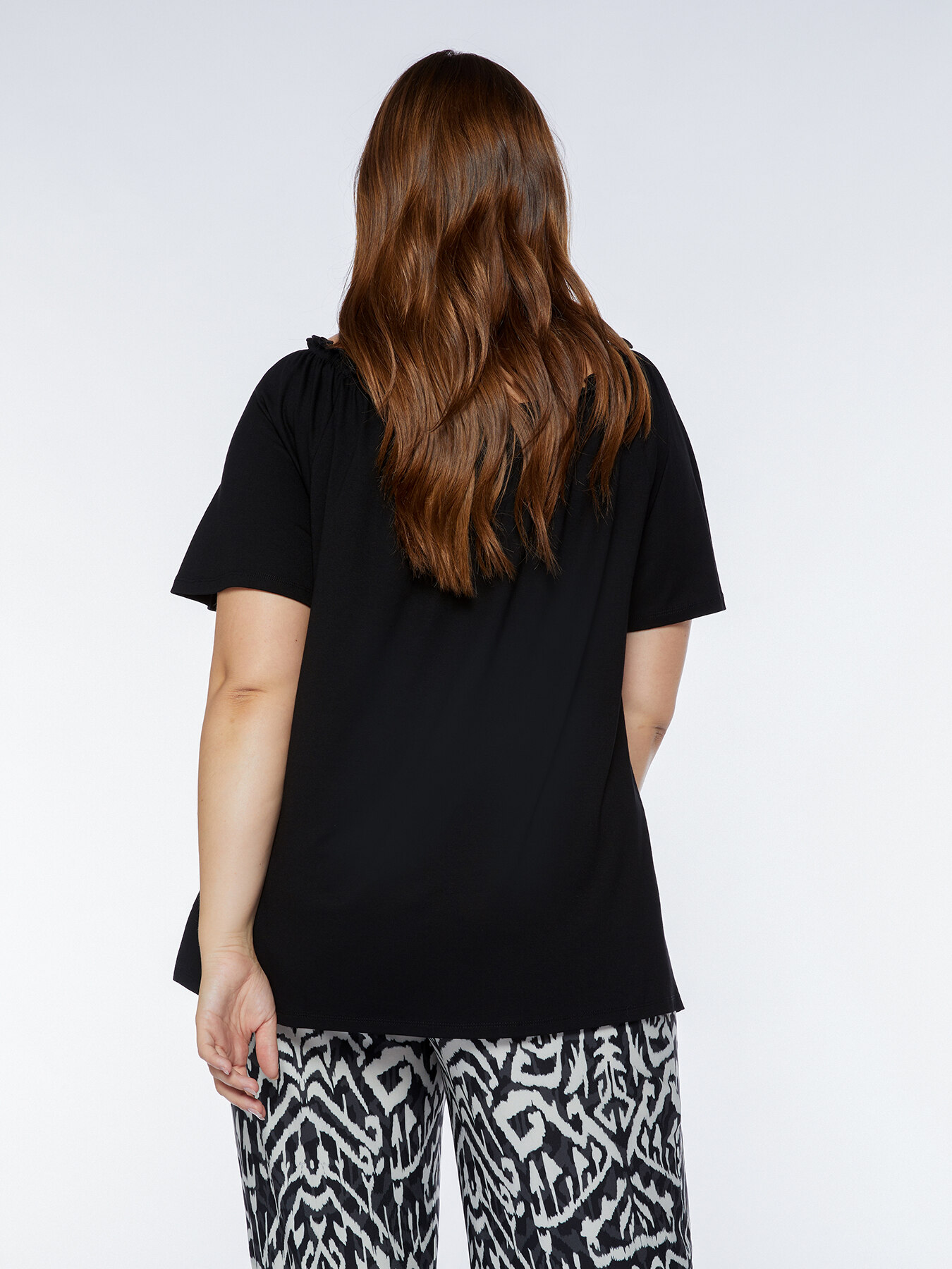 T-shirt con scollo arricciato image number 1