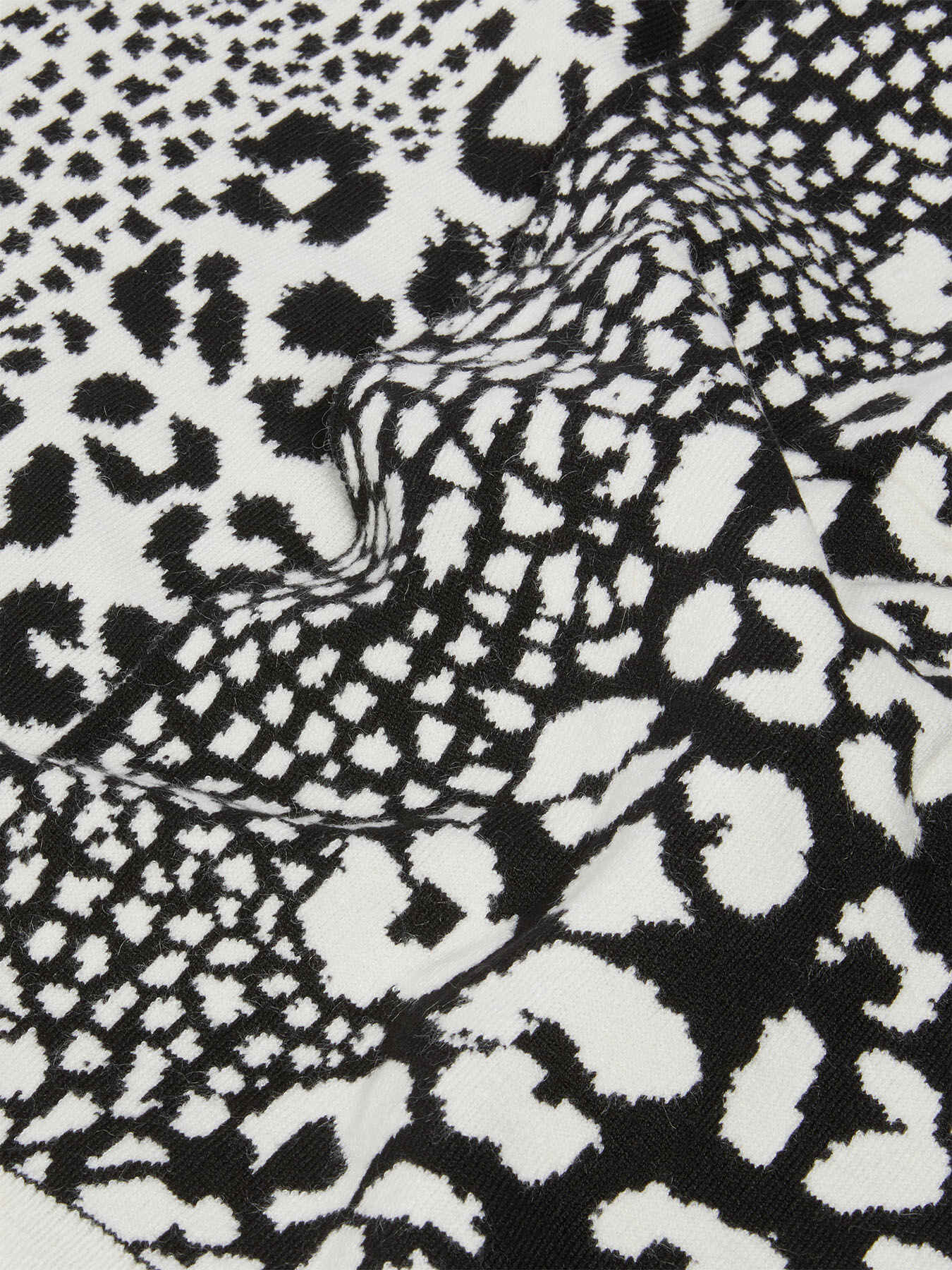 Scarf with spotted print image number 2