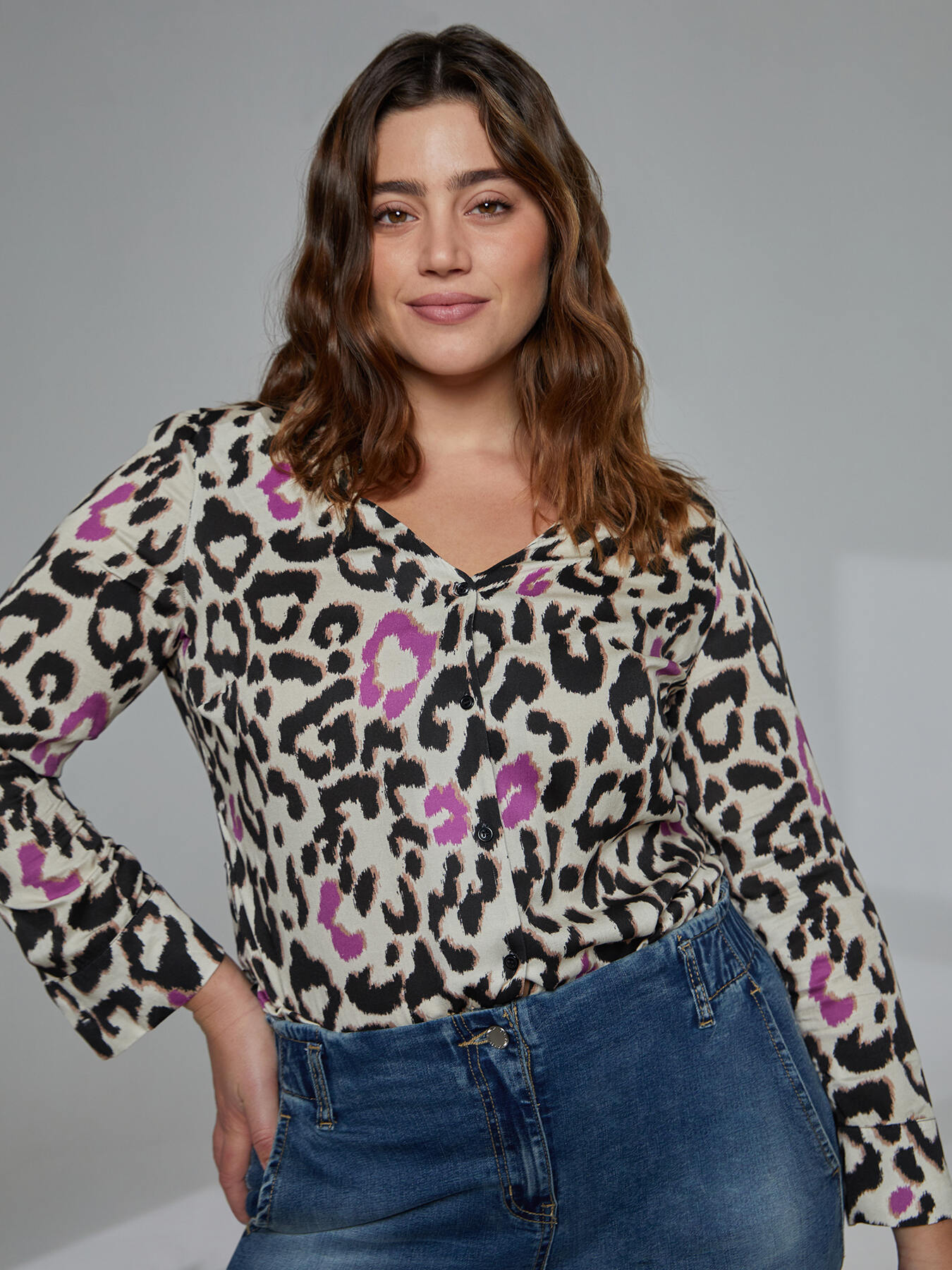 Leopard print V-neck shirt image number 0
