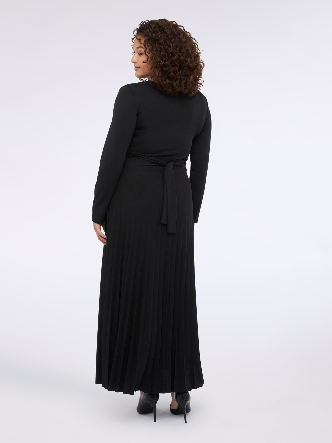 Robe avec jupe pliss&eacute;e et ceinture image number 2