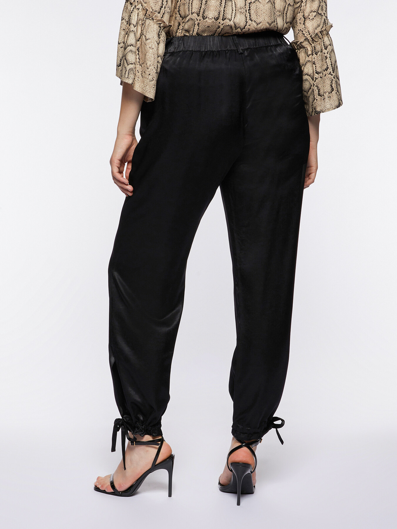 Pantaloni in raso con coulisse al fondo