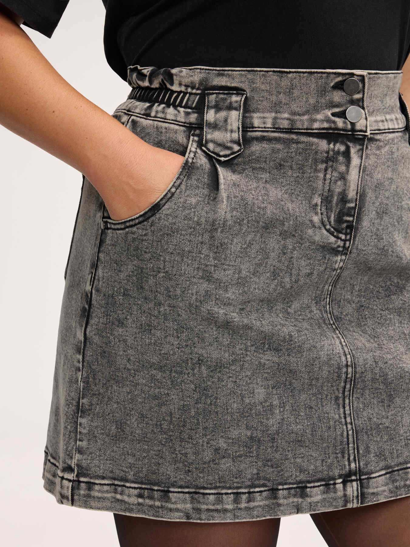 Minijupe en denim d&eacute;lav&eacute; image number 3
