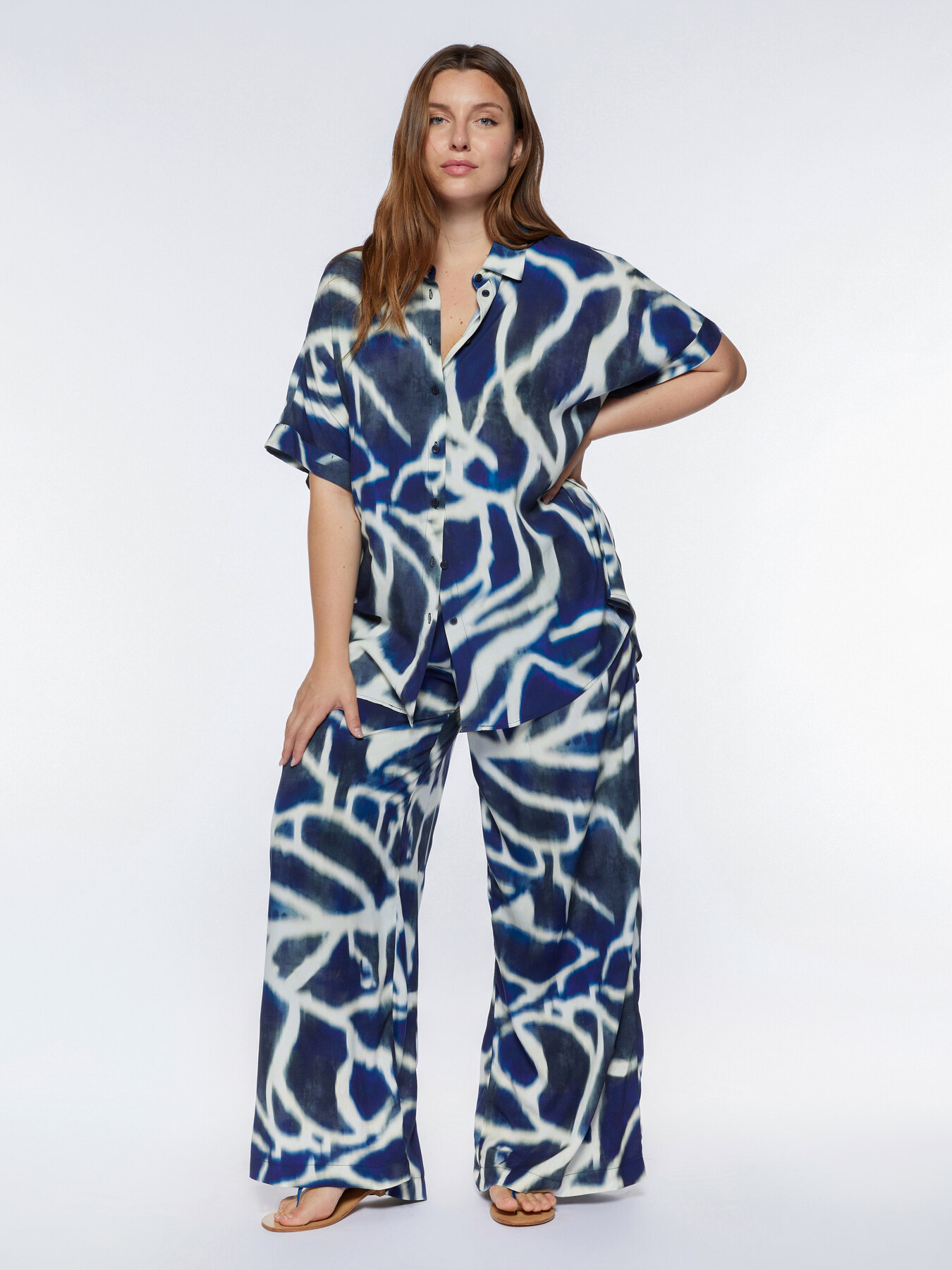 Camicia tie dye nei toni blu image number 2