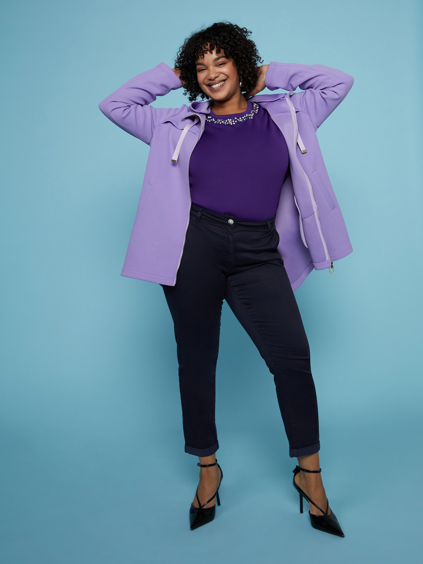 T-Shirt mit besticktem Ausschnitt image number 0