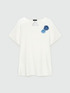 T-shirt with flower brooches image number 4