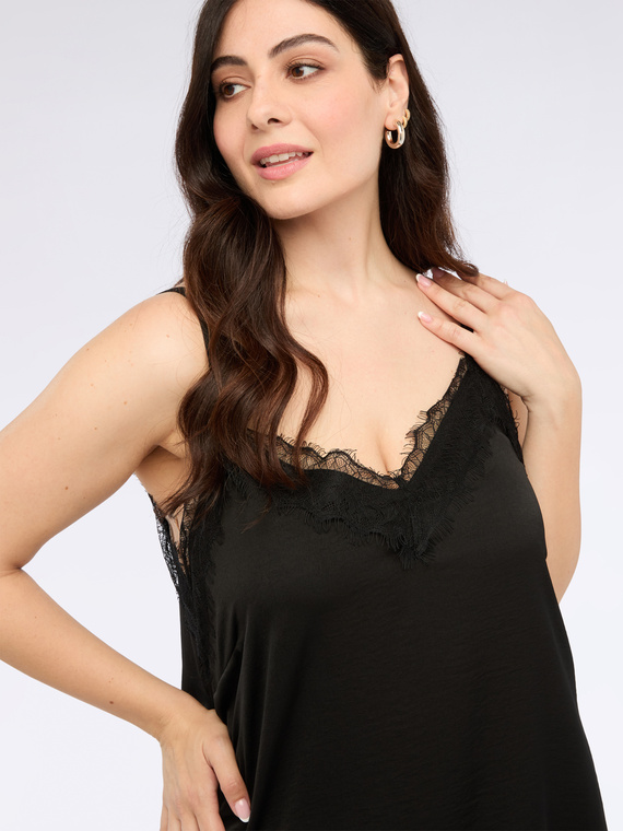 Top en satin avec d&eacute;tails en dentelle