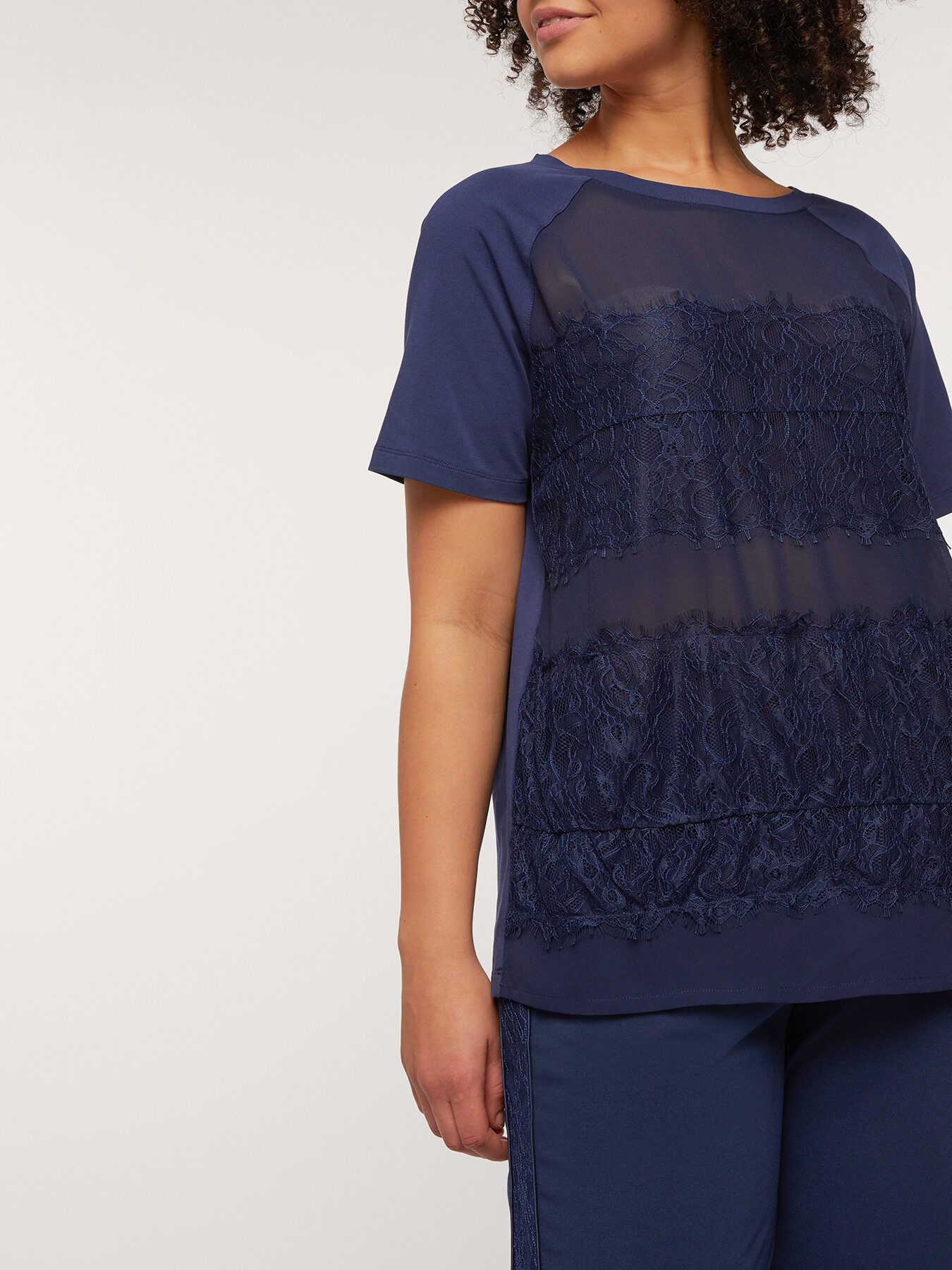 Camiseta con bordes de encaje image number 2