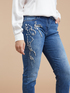 Jeans boyfit con cristalli cuciti image number 2