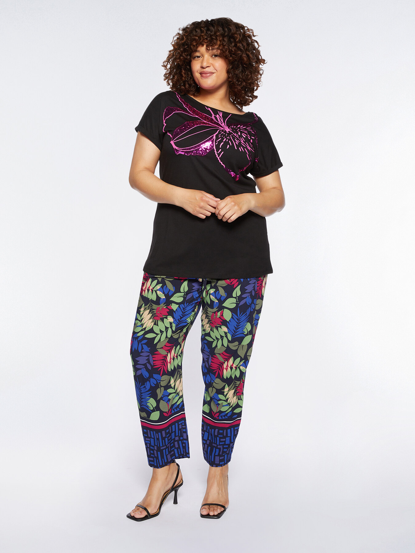 T-shirt avec maxi fleur brod&eacute;e image number 4