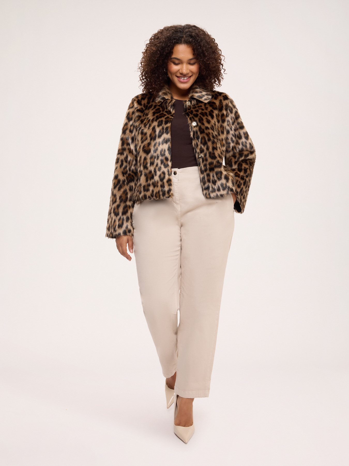 Short animal-print faux fur jacket image number 4
