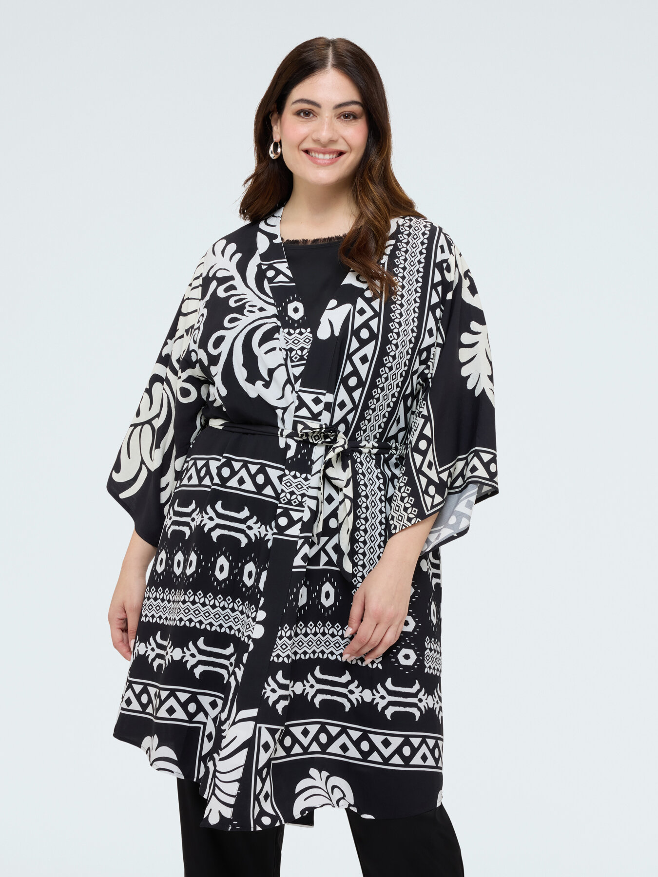 Caftan avec imprim&eacute; black and white image number 0