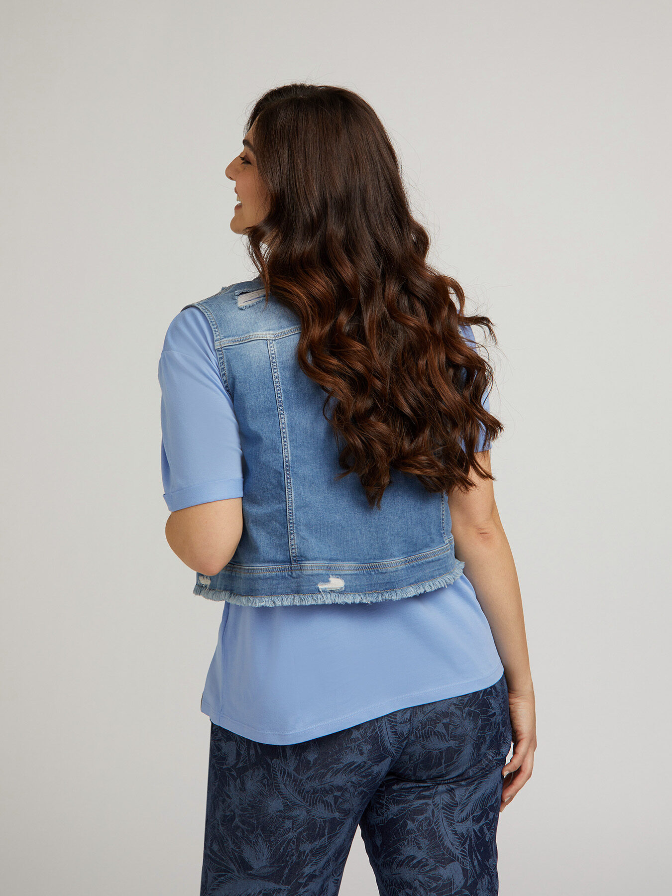 Chaleco de tela vaquera con rotos image number 1