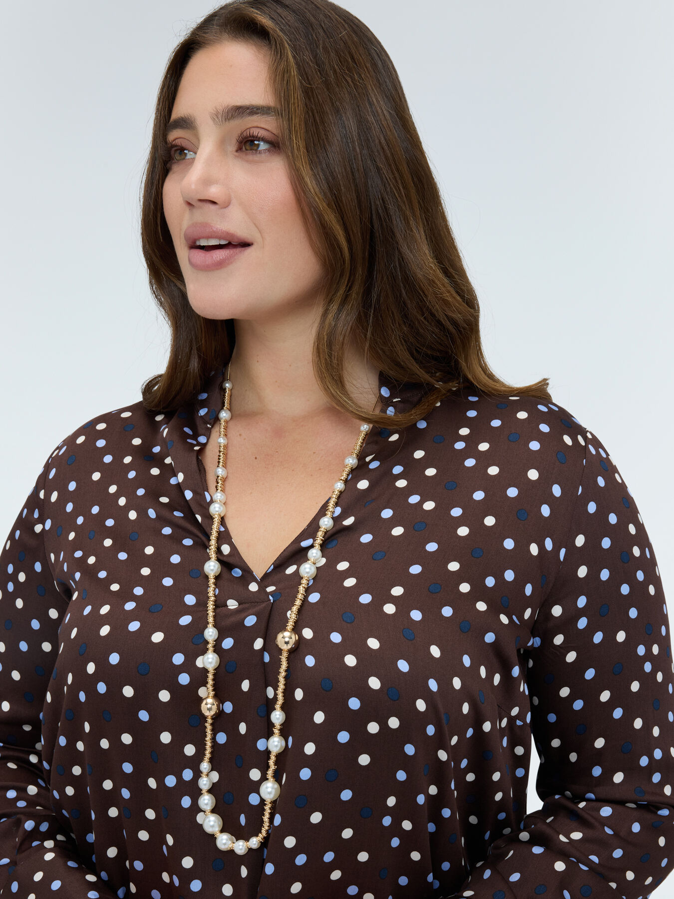 Long necklace with pearls and golden elements image number 0