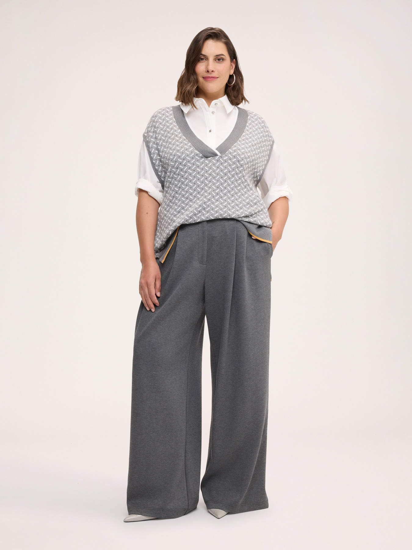 V-neck vest with jacquard pattern image number 3