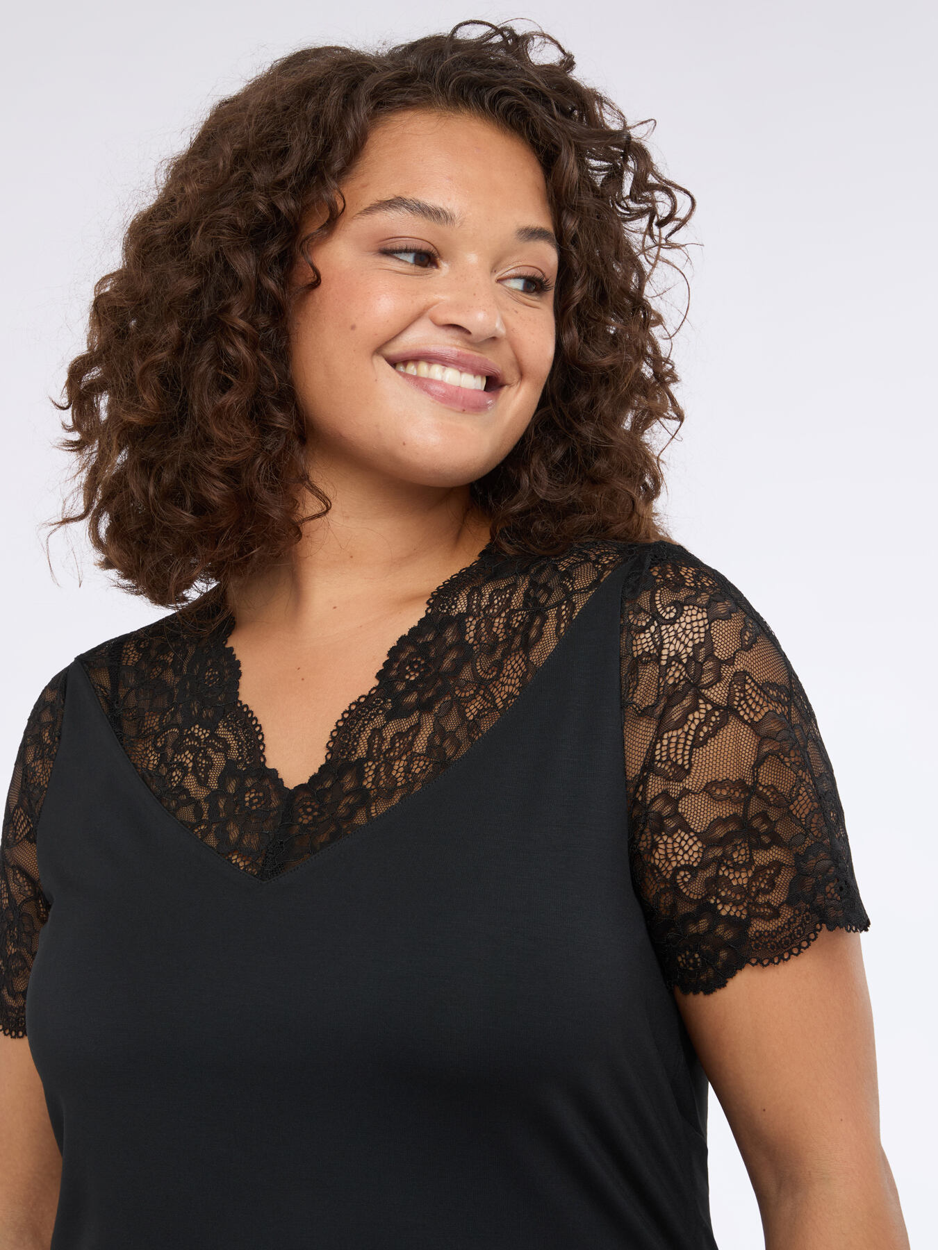 T-shirt with lace details image number 3