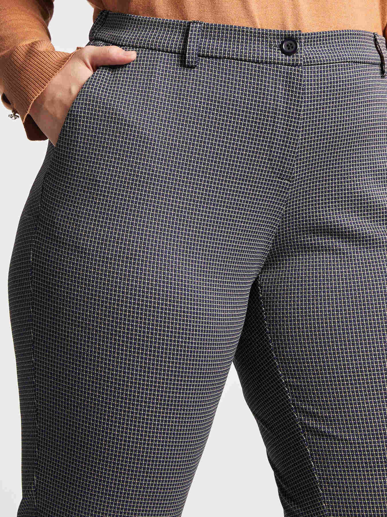 Pantalones en micro estampado image number 2