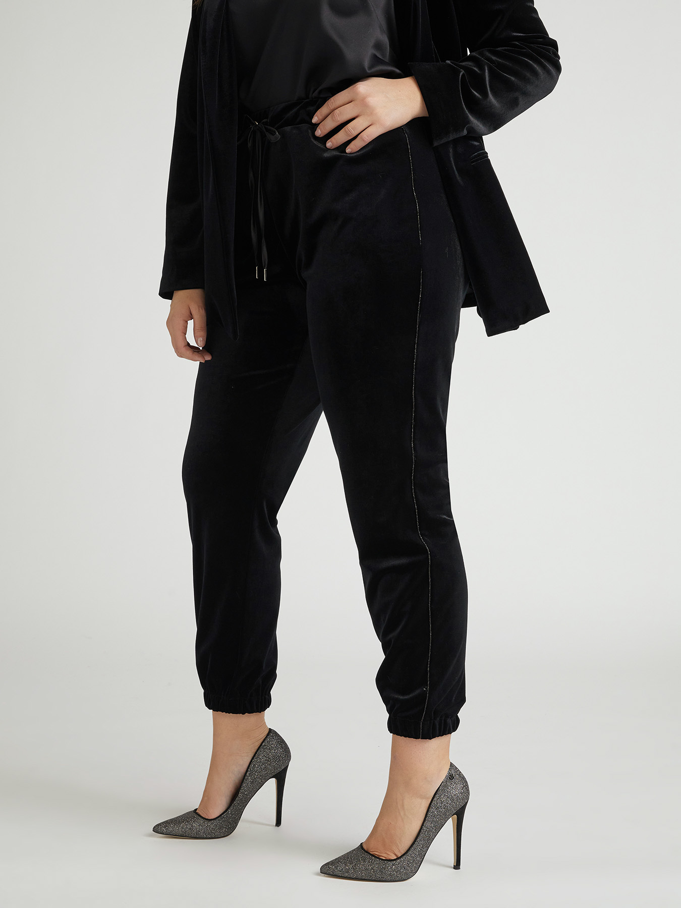 Pantaloni joggers in velluto image number 2