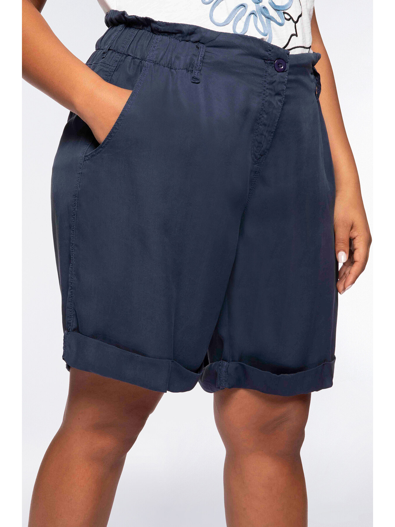 Pantaloni corti in TENCEL&trade; image number 2