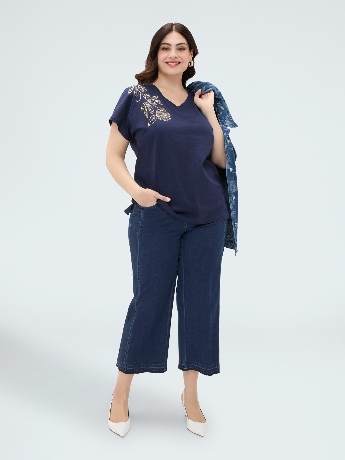 T-shirt in cotone con applicazione floreale image number 0