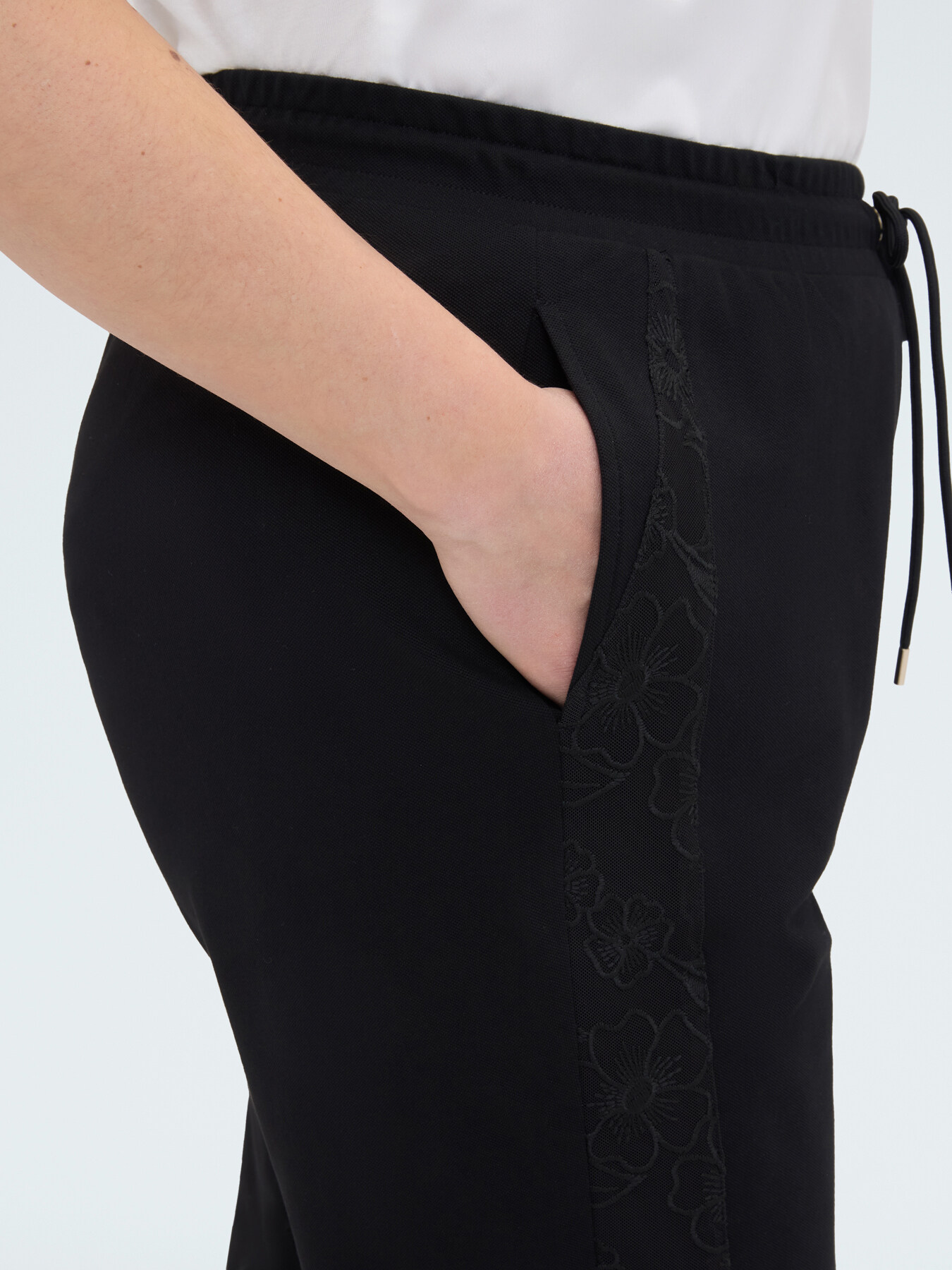 Jogginghose aus Baumwolle mit seitlichen Streifen image number 3