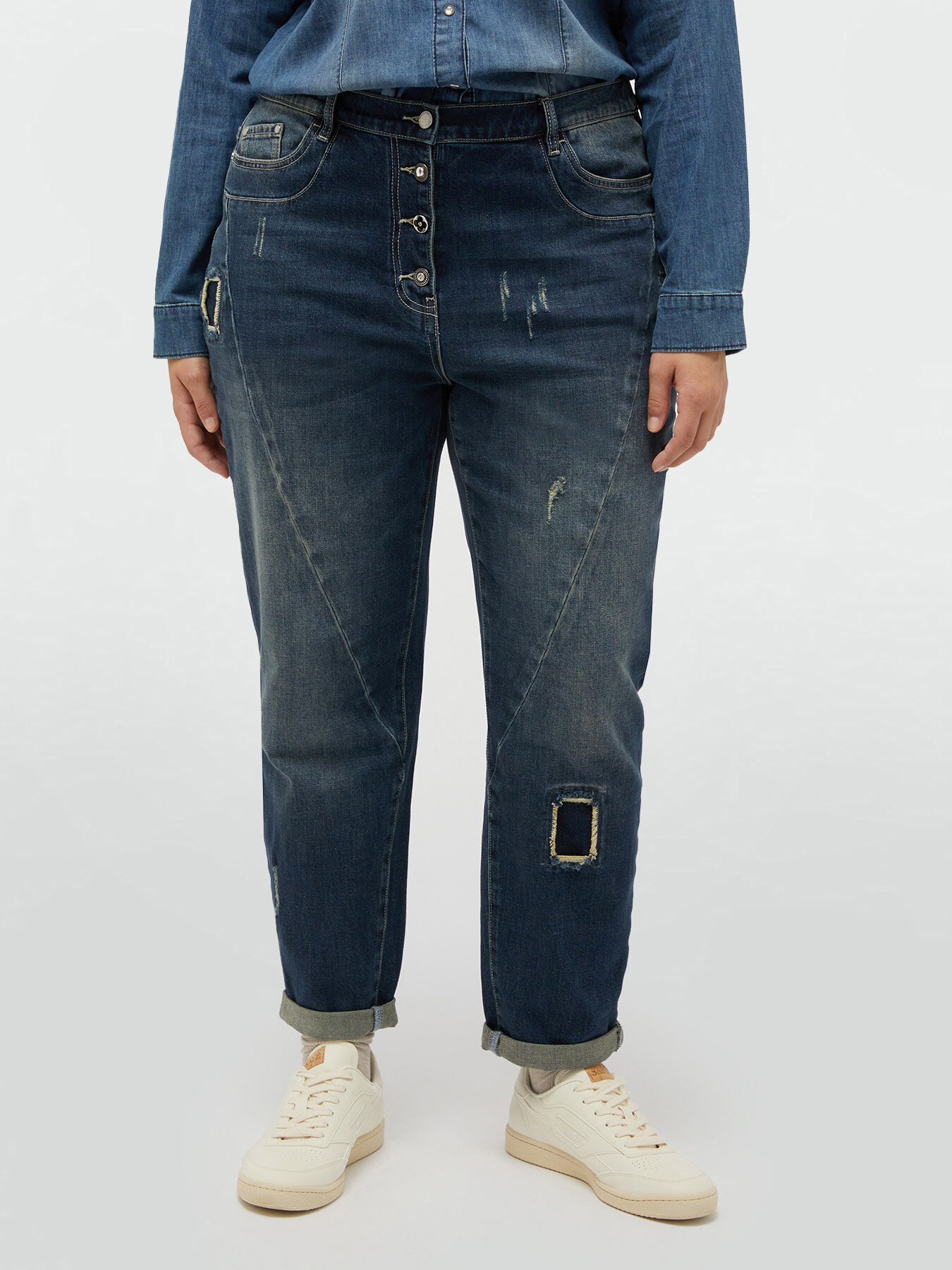 Barrel jeans with tears and patches image number 2