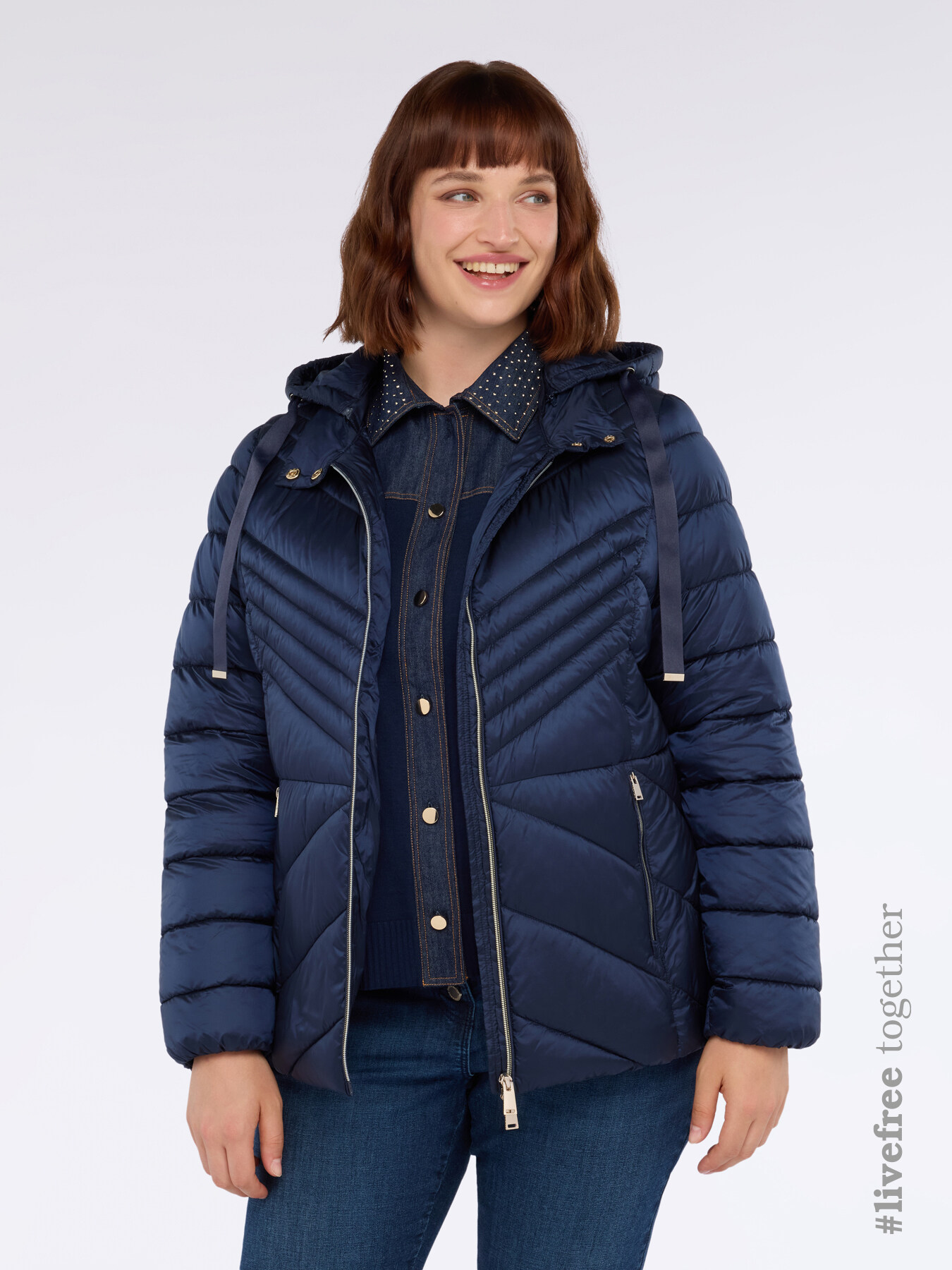 Gesteppte Daunenjacke mit Chevron-Muster und Kapuze image number 0
