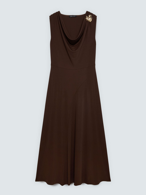 Langes ausgestelltes Kleid mit Applikation