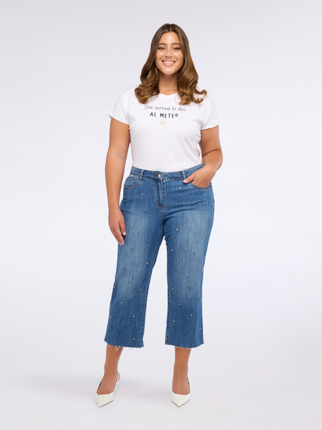 Cropped jeans with rhinestone appliqués image number 6