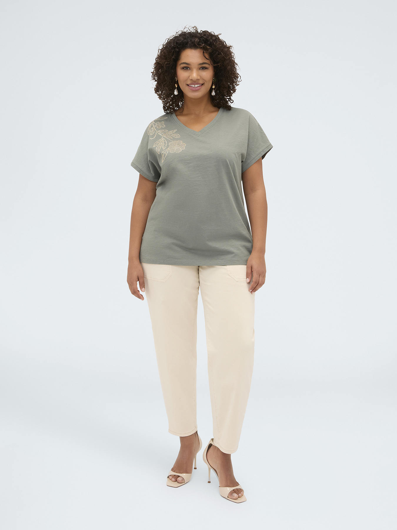 Cotton t-shirt with floral appliqu&eacute; image number 2