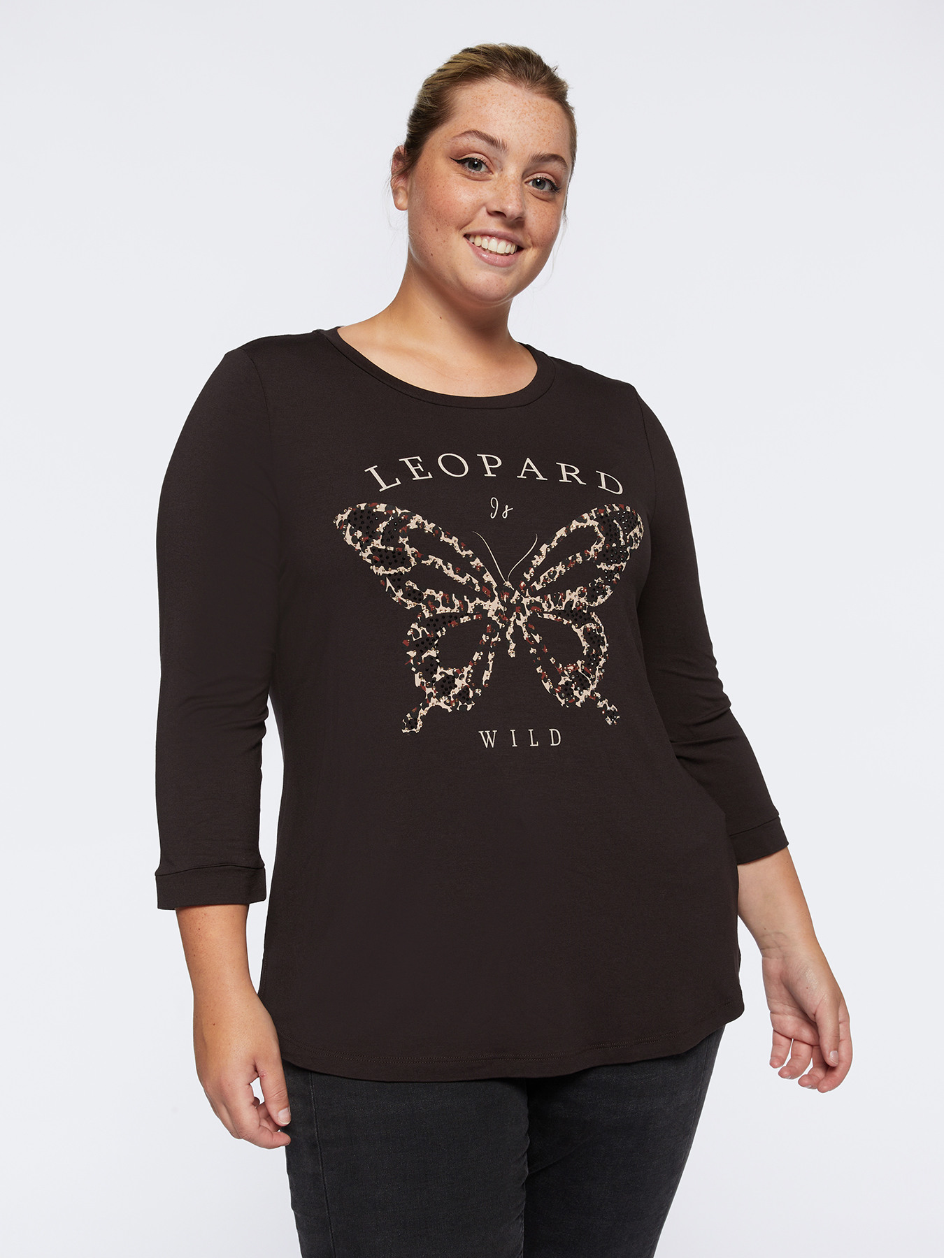 Camiseta con mariposa y estampado manchado image number 0